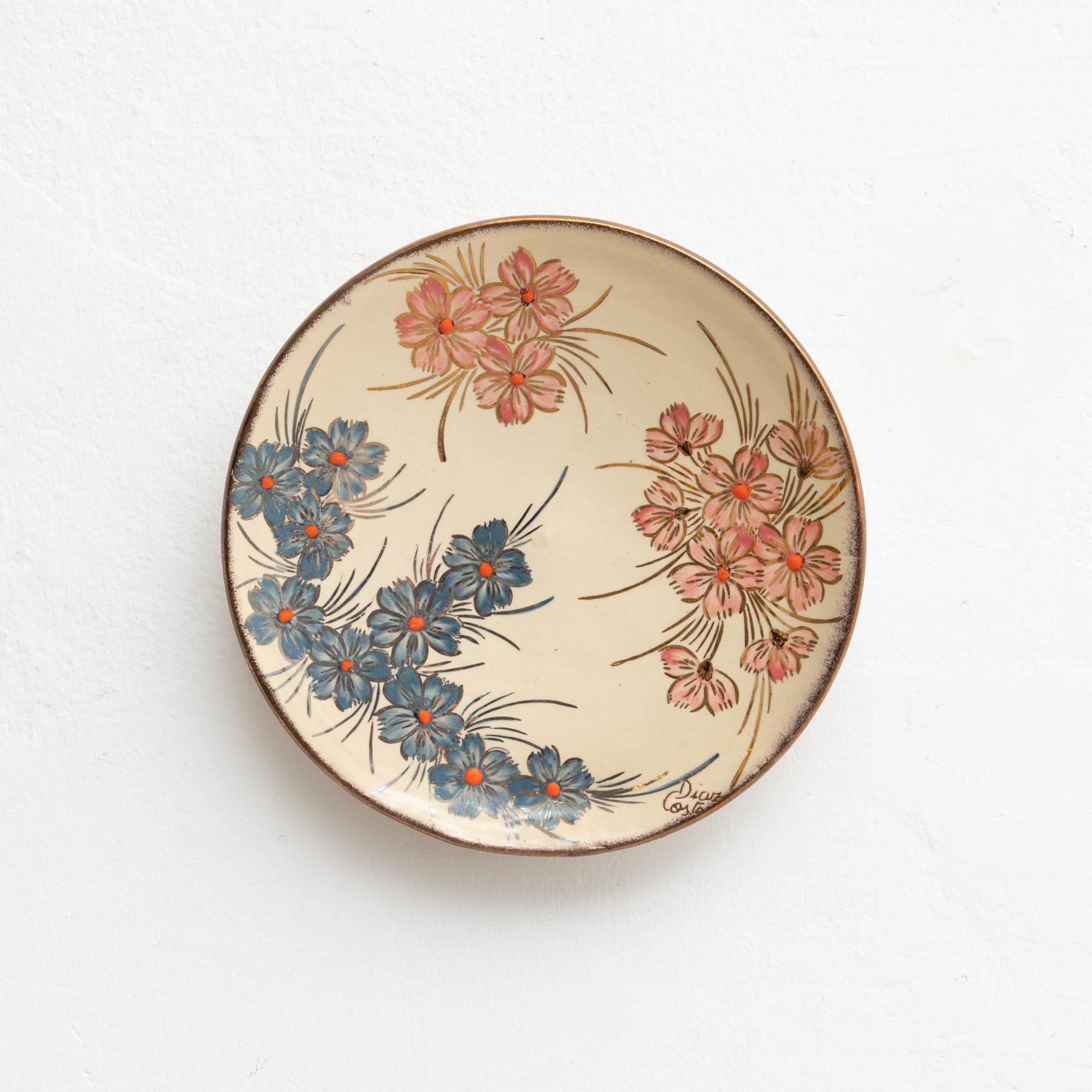 Assiette en céramique peinte à la main par l'artiste catalan Diaz COSTA, vers 1960.    En état d'origine, avec de légères usures dues à l'âge et à l'utilisation, préservant une belle patine.    Signé.
