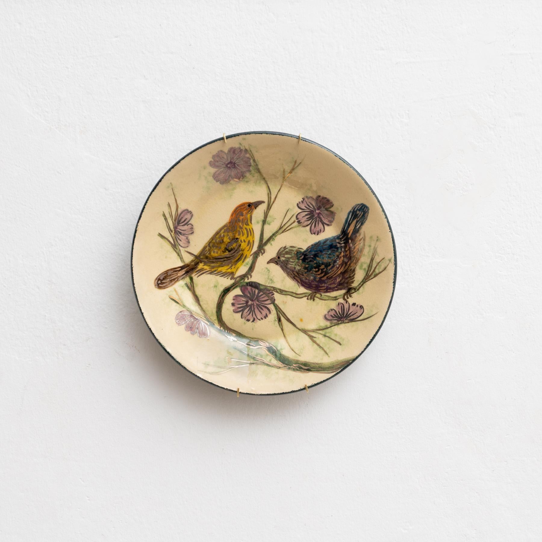 Piatto in ceramica dipinto a mano dall'artista catalano Diaz COSTA, circa 1960.    In condizioni originali, con lievi usure dovute all'età e all'uso, conserva una bella patina.    Segnato sul retro.