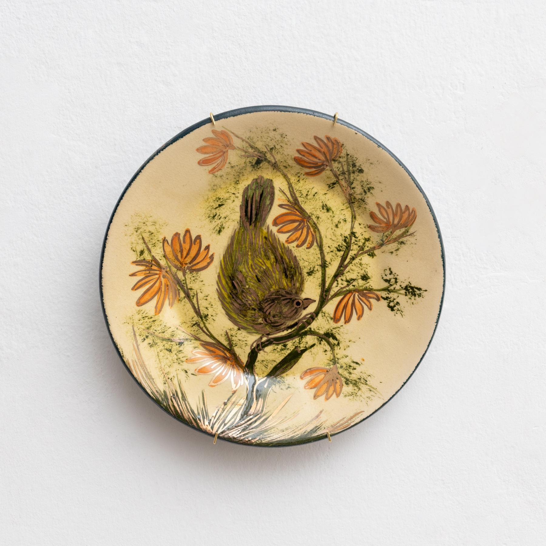 Piatto in ceramica dipinto a mano dall'artista catalano Diaz COSTA, circa 1960.    In condizioni originali, con lievi usure dovute all'età e all'uso, conserva una bella patina.    Segnato sul retro.