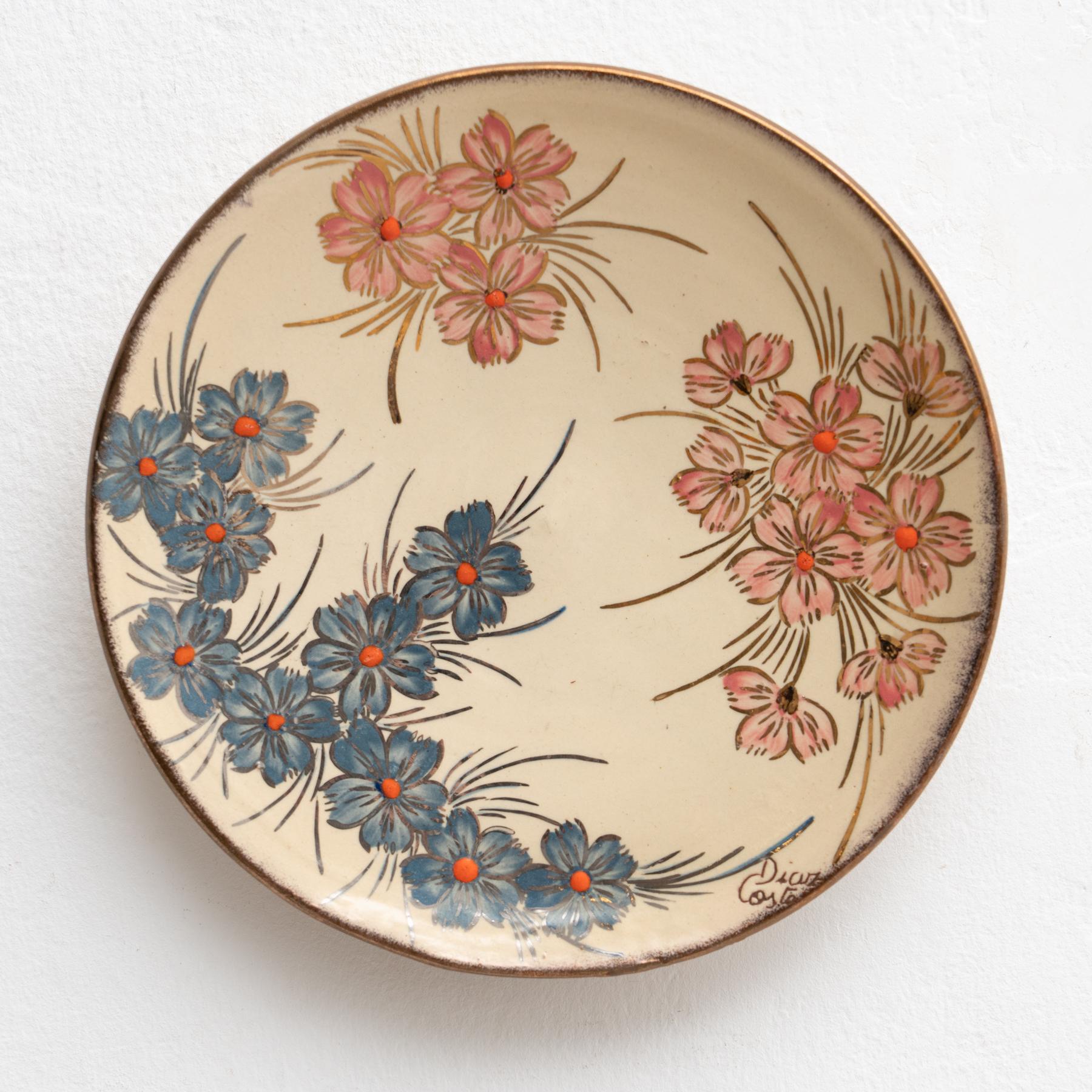 Mid-Century Modern Assiette traditionnelle en céramique peinte à la main par l'artiste catalan Diaz COSTA, datant d'environ 1960 en vente