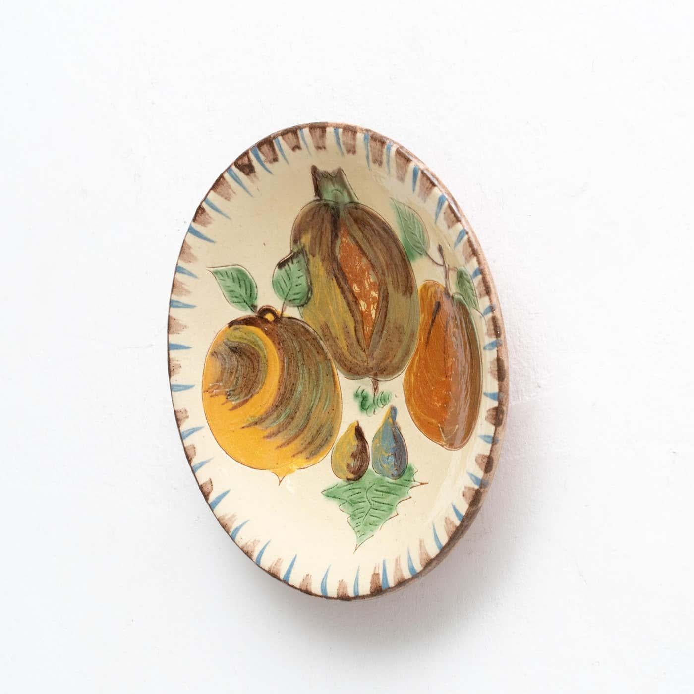 Ceramic Traditional Hand Painted Plate by Catalan Artist Puigdemont, circa 1960 In Good Condition For Sale In Barcelona, ES