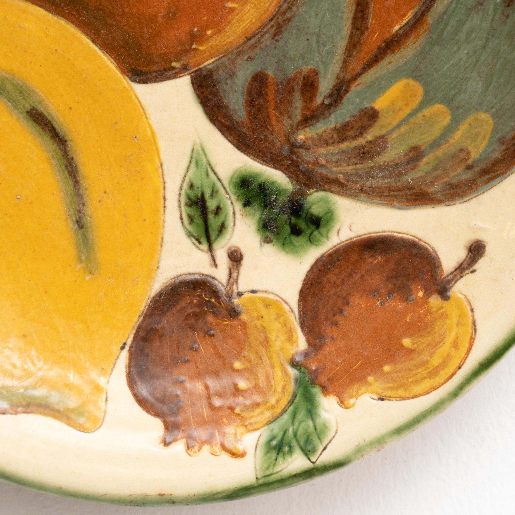 Plato de cerámica tradicional pintado a mano por el artista catalán Puigdemont, hacia 1960 Cerámico en venta
