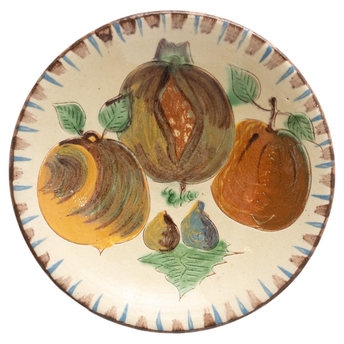 Assiette traditionnelle en céramique peinte à la main par l'artiste catalane Puigdemont, datant d'environ 1960
