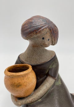 Donna tradizionale giapponese in ceramica con cesto, Giappone, anni '70