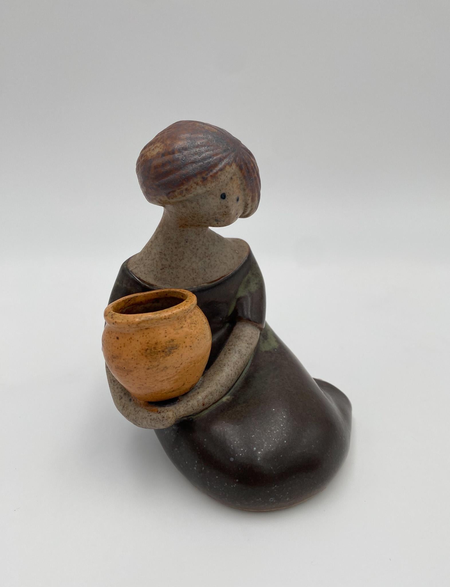 Céramique Femme japonaise traditionnelle en céramique avec panier,  Japon, années 1970  en vente