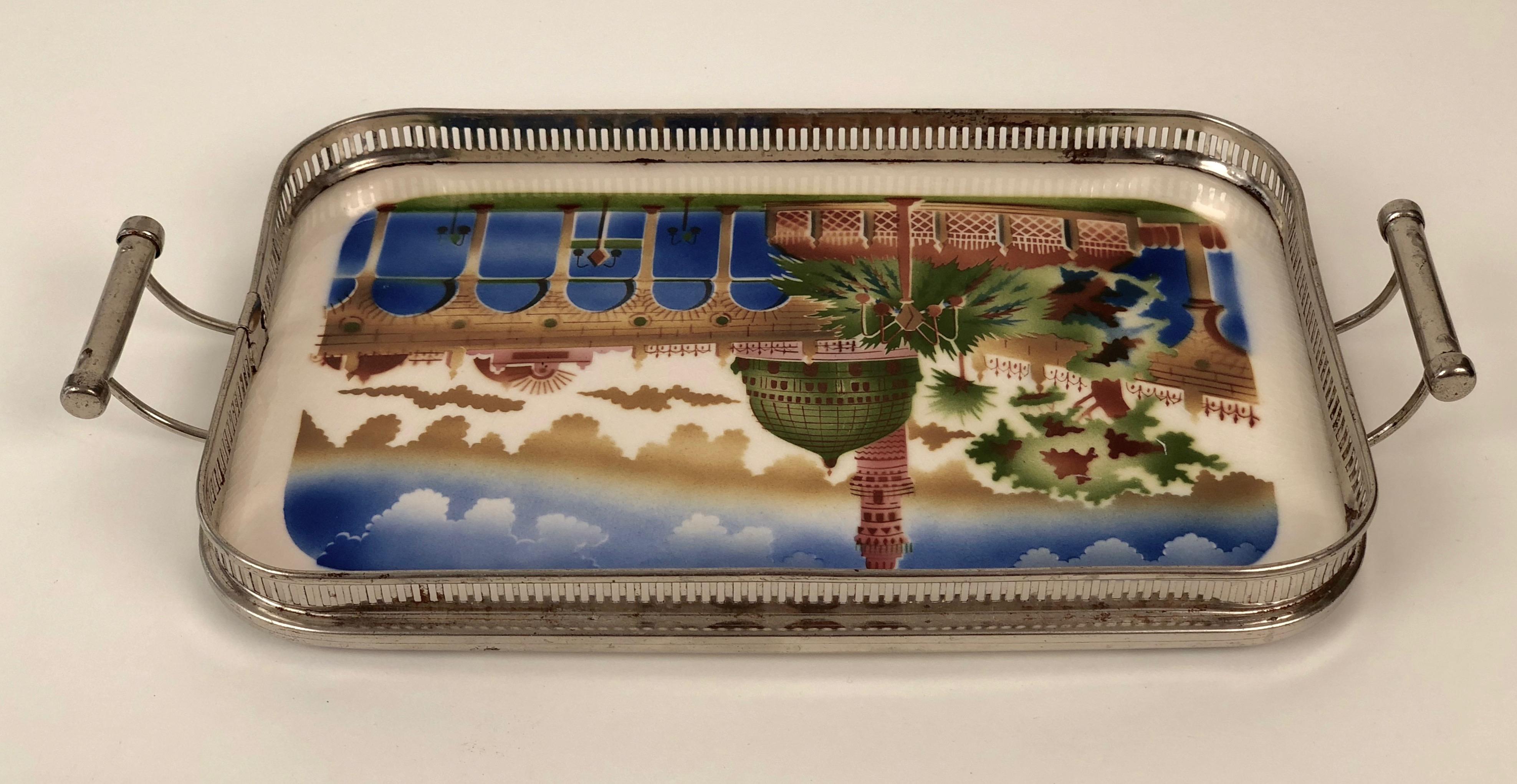 Ceco Vassoio in ceramica con inserti in metallo e motivo orientale degli anni '20 in vendita
