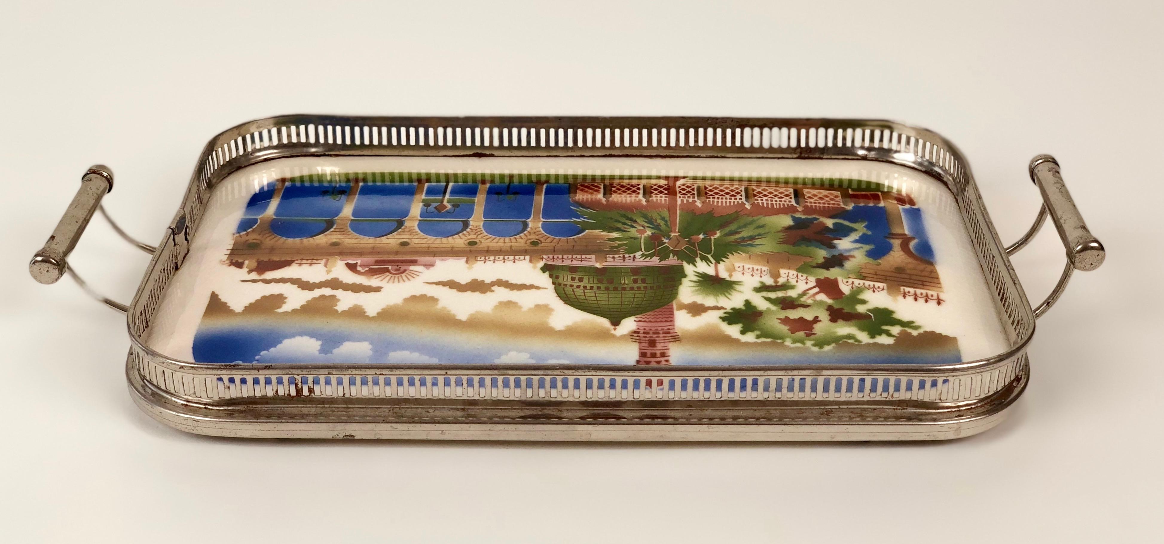 Vassoio in ceramica con inserti in metallo e motivo orientale degli anni '20 In condizioni buone in vendita a Vienna, Austria