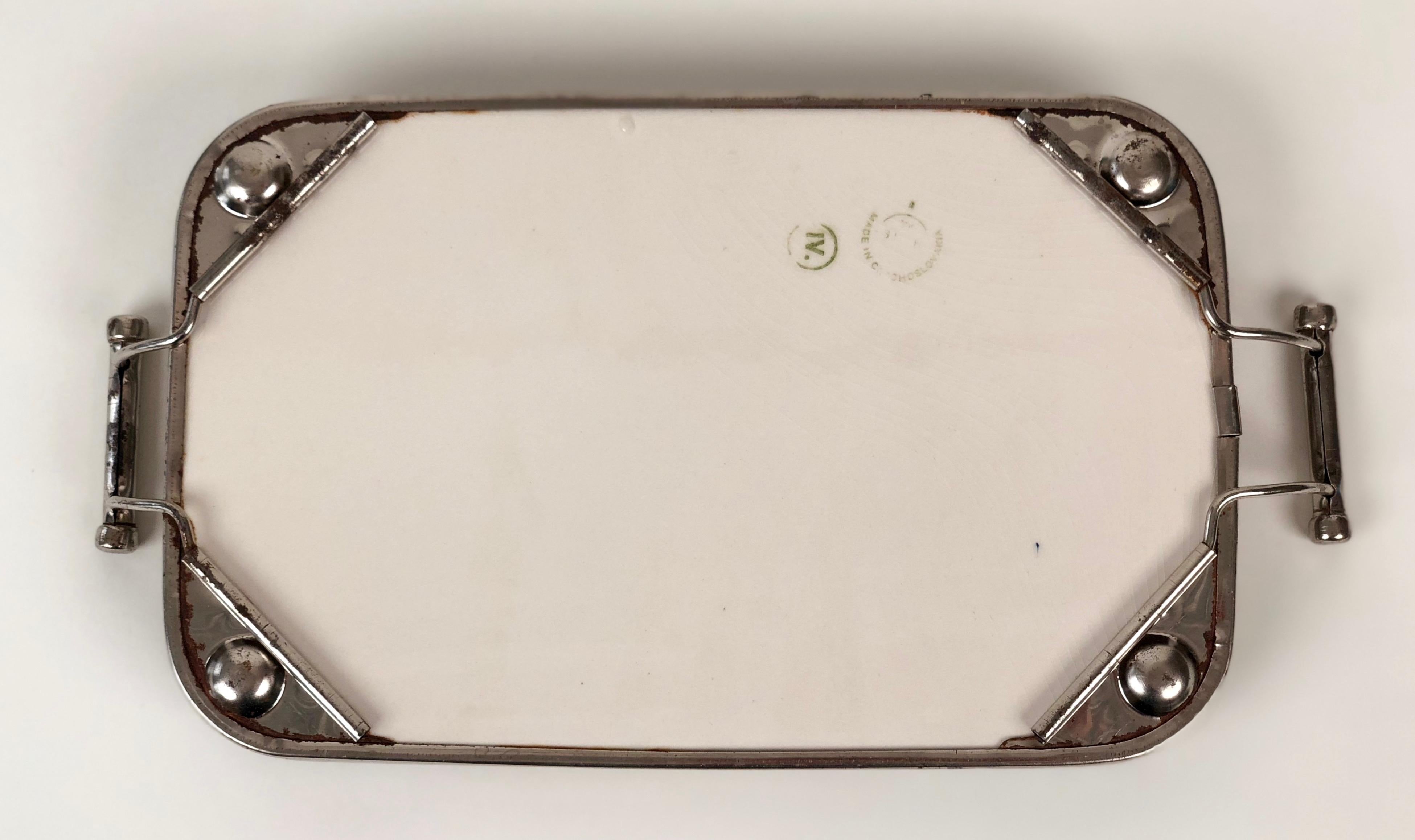 Vassoio in ceramica con inserti in metallo e motivo orientale degli anni '20 in vendita 1
