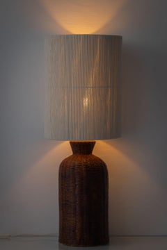 Lampada da tavolo vintage in ceramica francese, con base in vimini effetto trompe-l’œil e paralume intrecciato nuovo