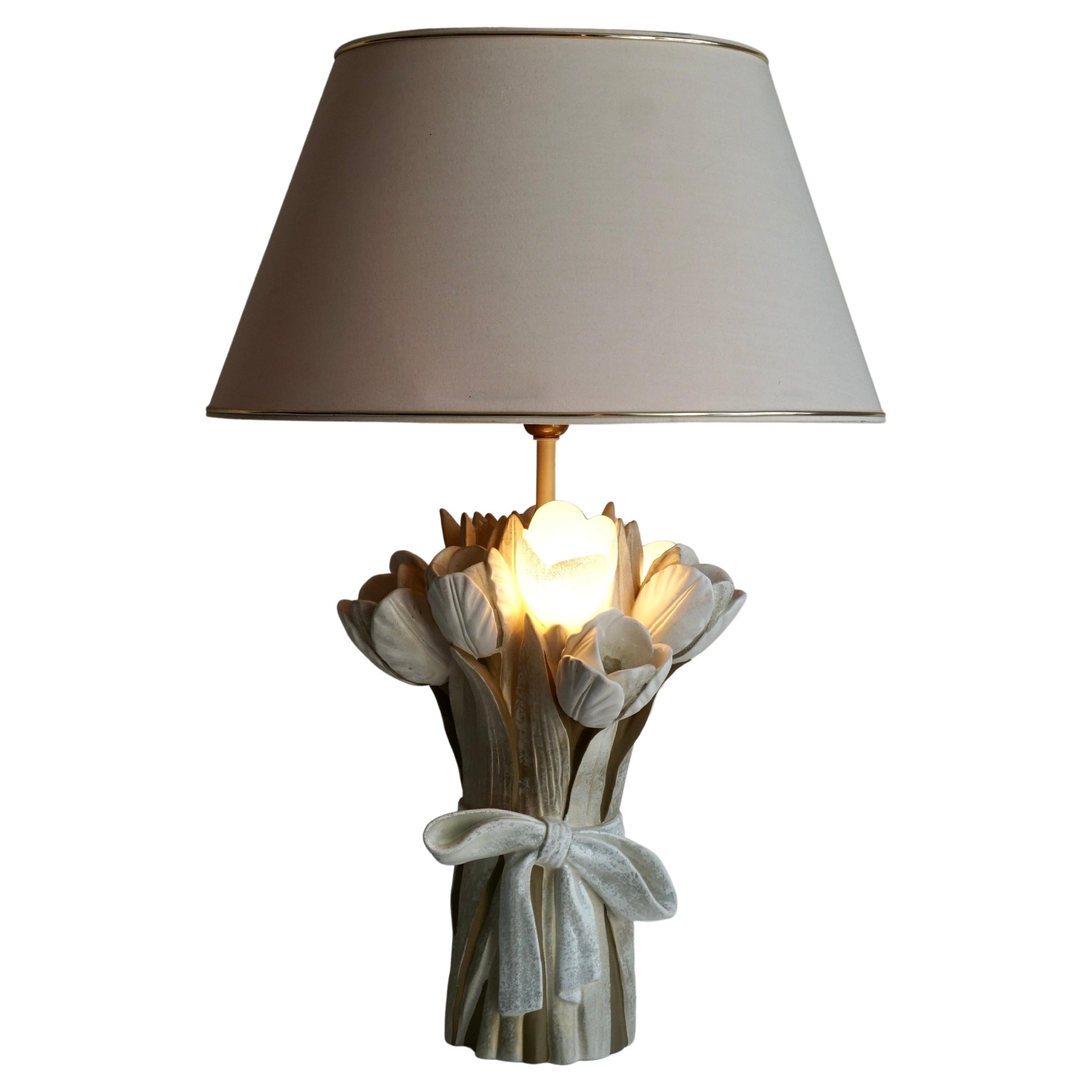 Lampe de table en céramique en forme de bouquet de tulipes.

Hauteur avec abat-jour 28.7