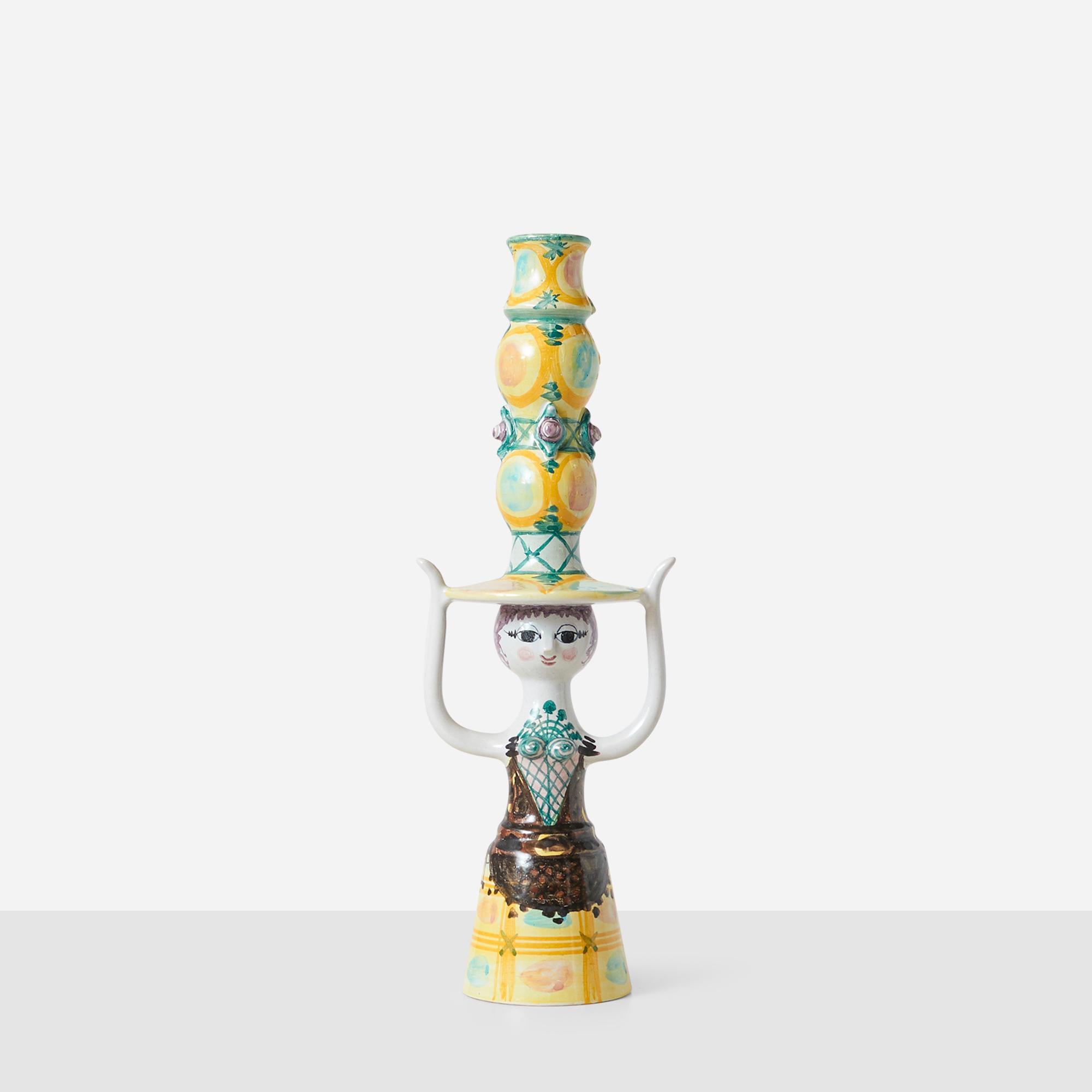 Tulipière en céramique peinte à la main par Bjørn Wiinblad, représentant une figure féminine stylisée soutenant un vase à étages à décor jaune et turquoise. Numéroté 6-12 70 à la base.

Provenance : C. Thomas and Alexandra Fuller Estate Collection,