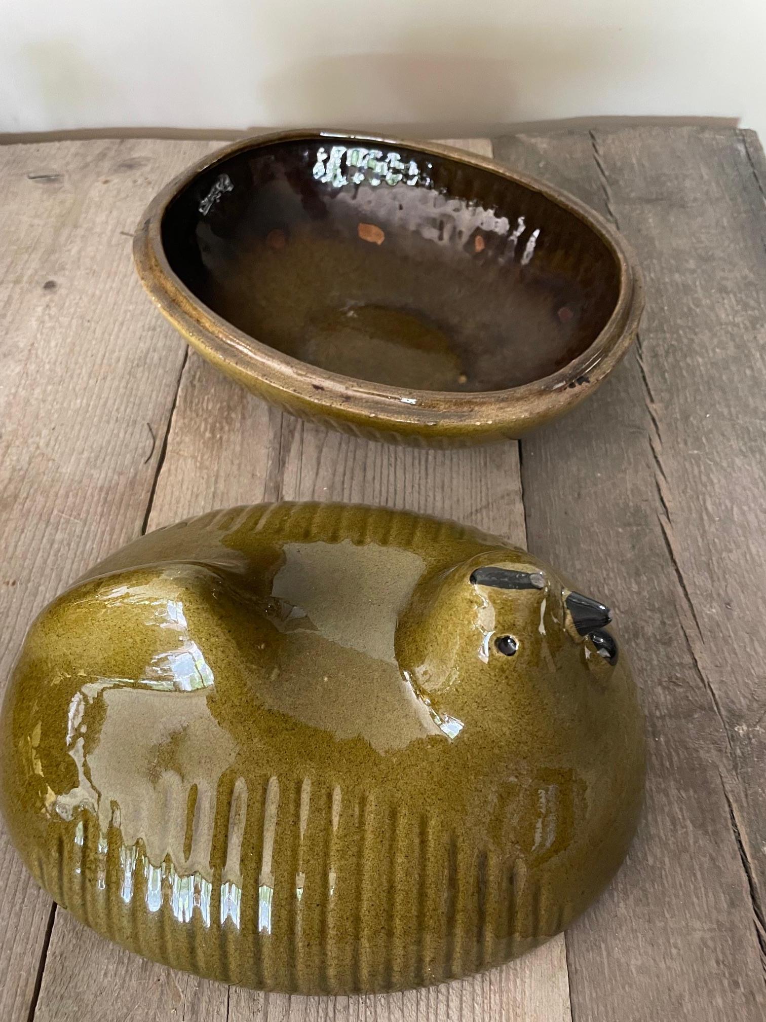 Ceramic tureen in the shape of a chicken In Fair Condition For Sale In Nivelles, BE