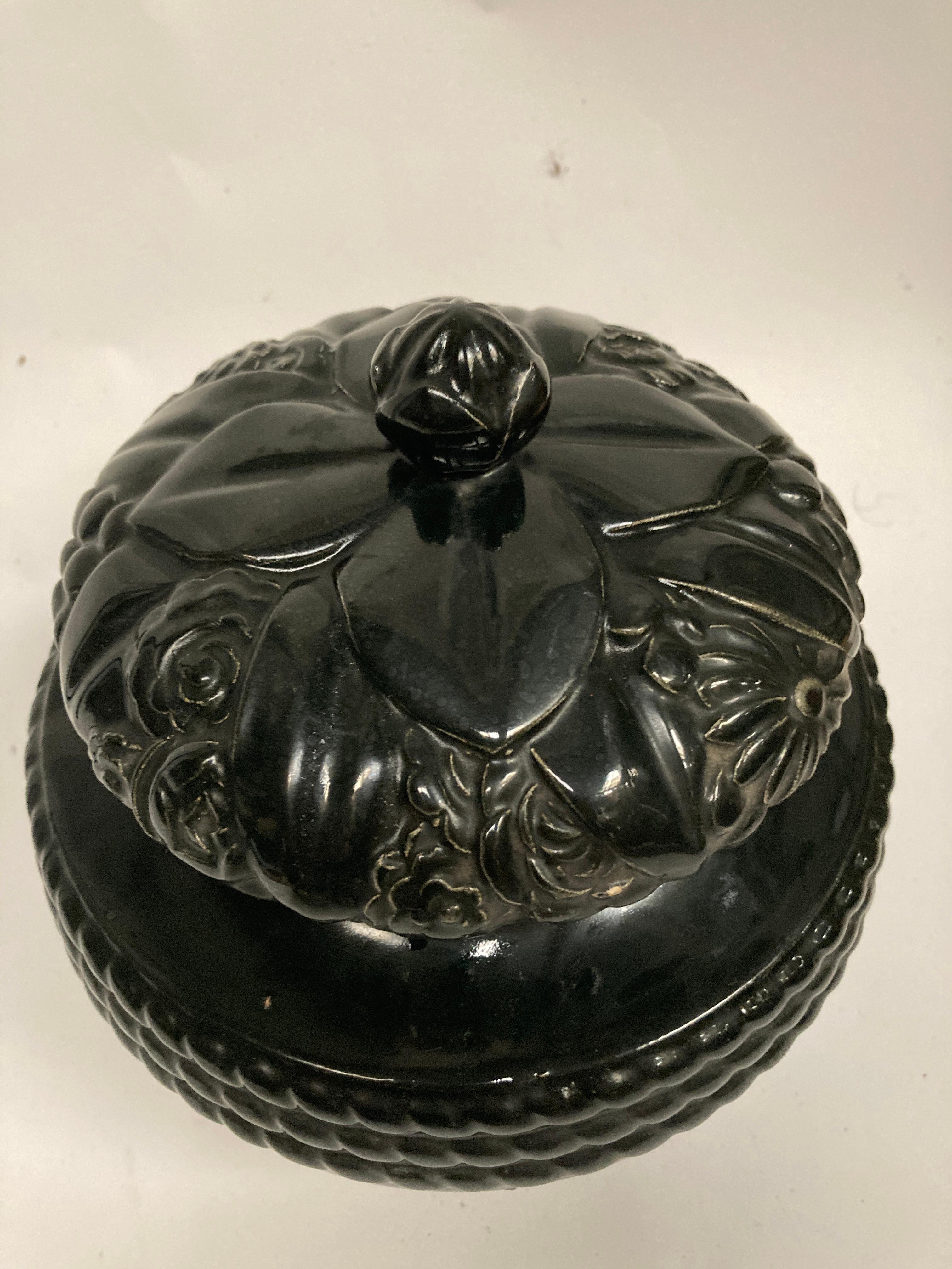 Rare urne ou vase en céramique conçu vers 1925 par les artistes français Louis Sue et André Mare. 
Documenté