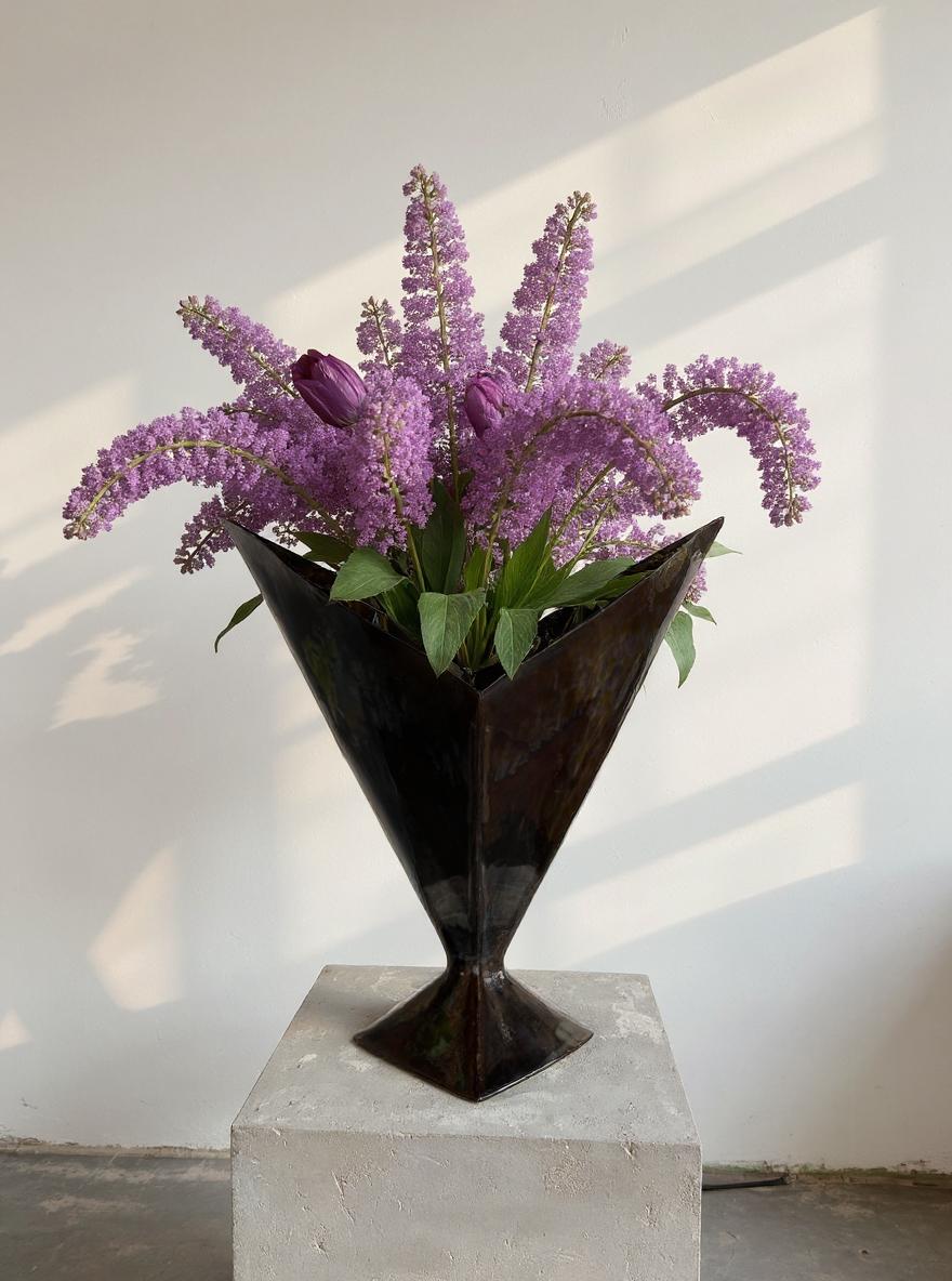 V.I.I. è un pezzo di ceramica realizzato a mano che unisce un design angolare a un sottile motivo smaltato. Creato da Alexey, l'artista affronta le sfide della creazione di forme complesse esplorando nuovi mezzi. Una vera e propria testimonianza di