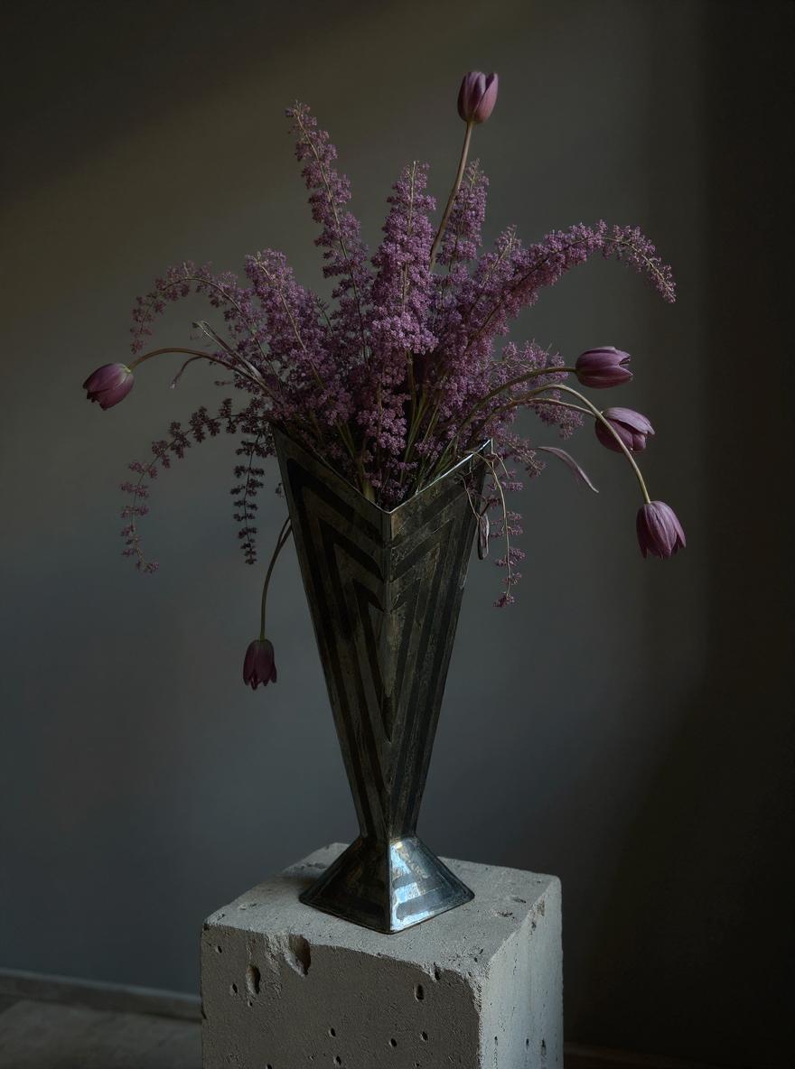V.I.I. est une sculpture en céramique fabriquée à la main à partir de plaques d'argile, mêlant des lignes angulaires nettes à un subtil motif de surface émaillé. Créée par l'artiste Alexey, cette pièce reflète une profonde curiosité pour la forme et
