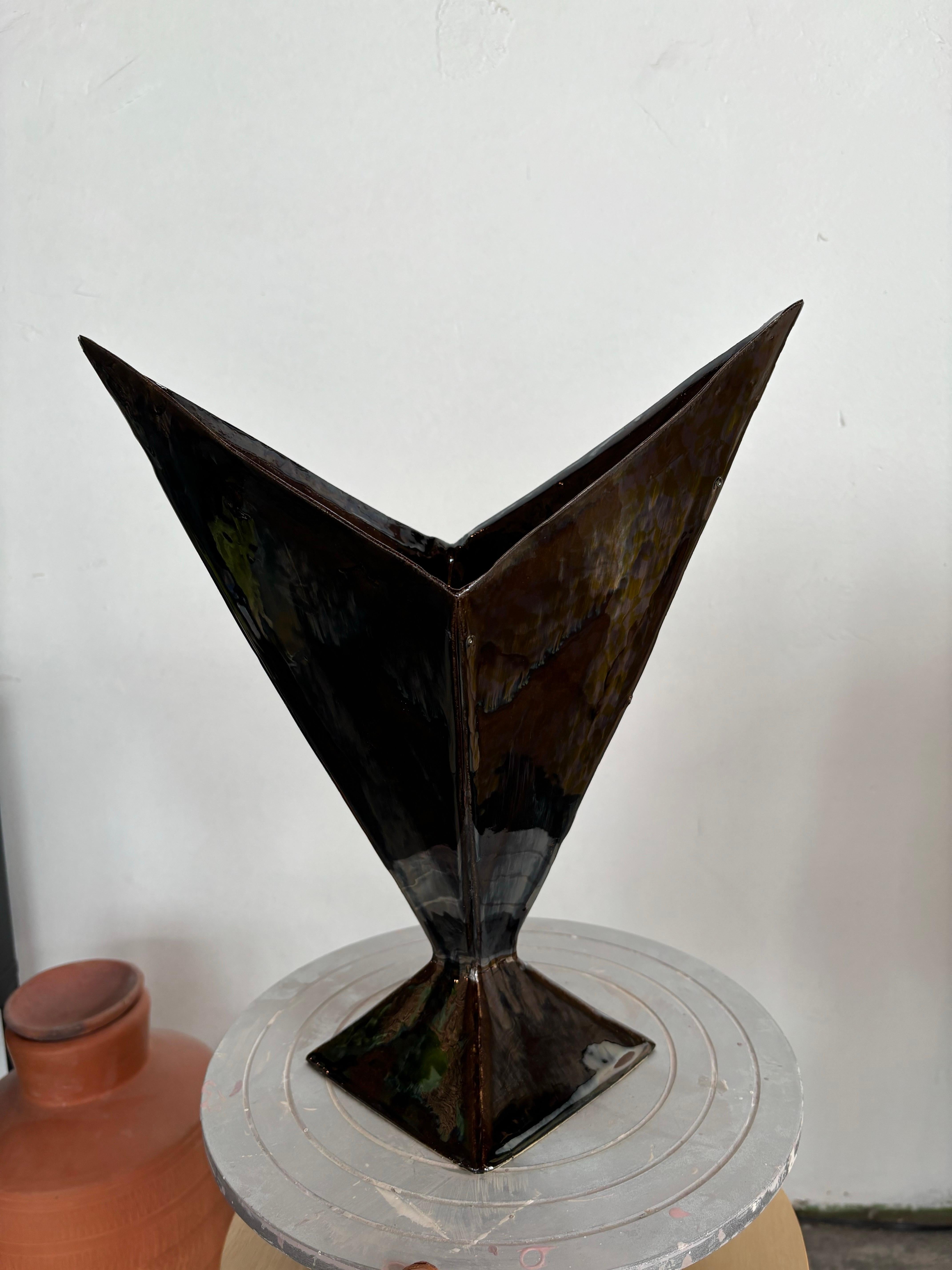 Mid-Century moderno Vaso a V in ceramica con smalto al palladio di Alexey Krupinin in vendita