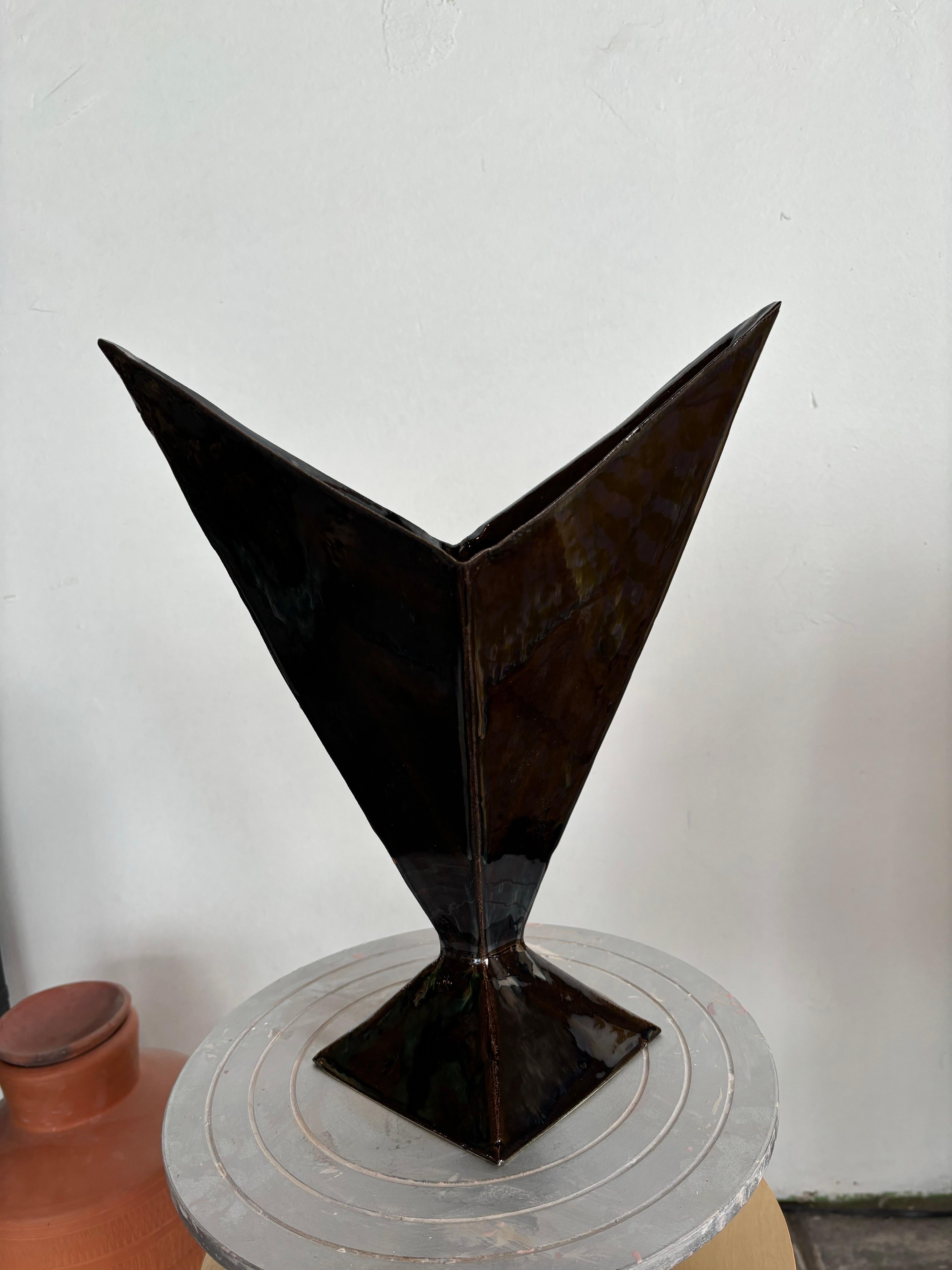 Fatto a mano Vaso a V in ceramica con smalto al palladio di Alexey Krupinin in vendita