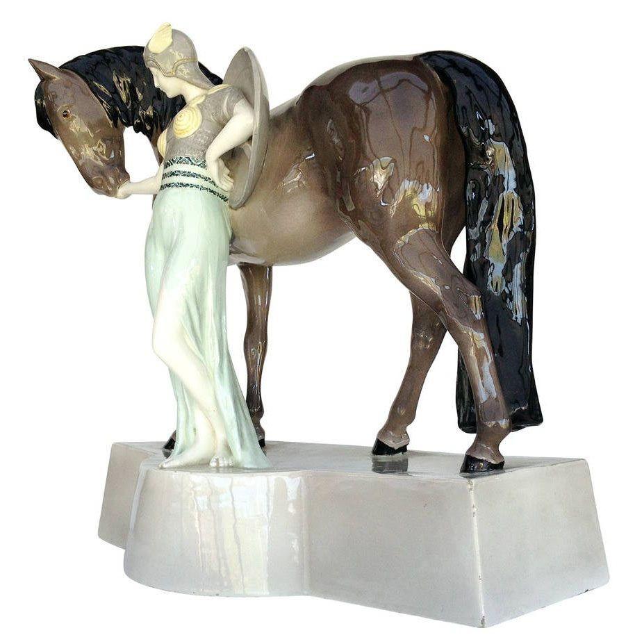 Art déco Sculpture en céramique Valkyrie et cheval de Stanislaus Capeque pour Goldscheider en vente