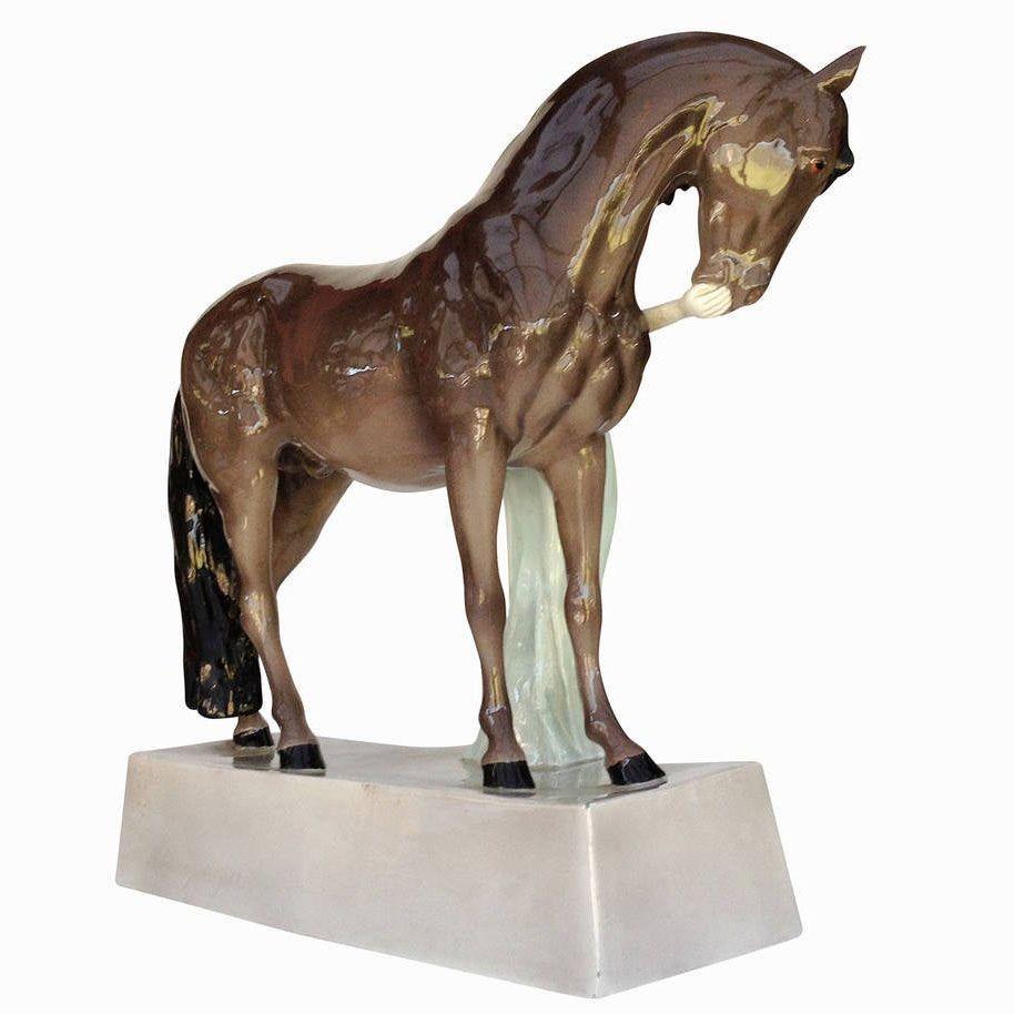 Keramik-Skulptur einer Valkyrie und eines Pferdes von Stanislaus Capeque für Goldscheider (Österreichisch) im Angebot