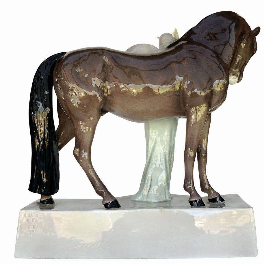 Peint à la main Sculpture en céramique Valkyrie et cheval de Stanislaus Capeque pour Goldscheider en vente