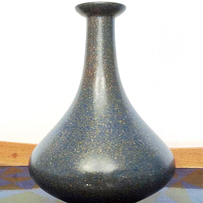 Nice and blue ceramic vase by Swedish designer Gunnar Nylund H: 16,5 cm. Glazed stonewear. 1960-1969. Signed.

Gunnar Nylund was a Swedish ceramic designer born in Paris. Nylund was active at Bing & Grondahl Porcelainsfabrik in Copenhagen and as