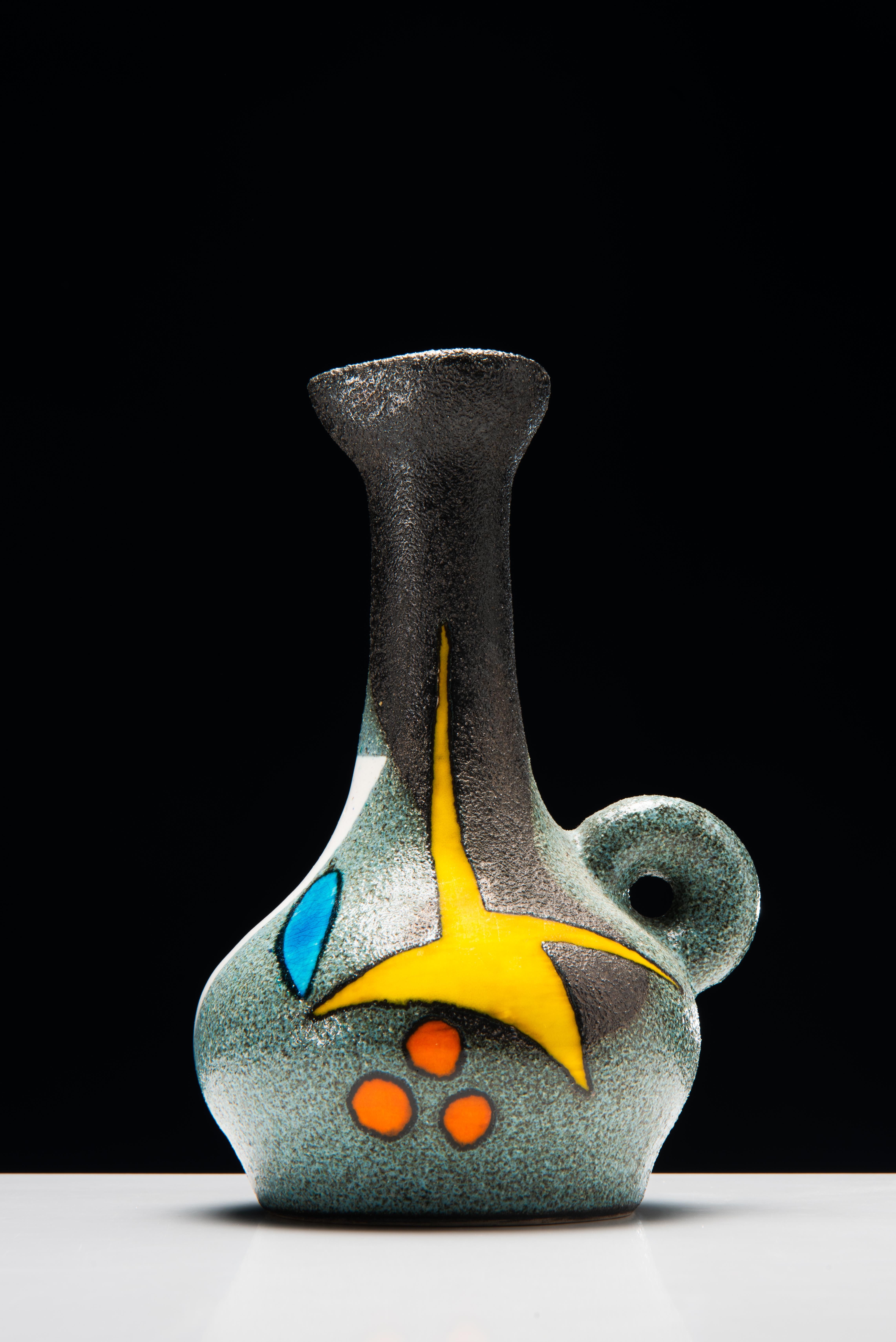 Vaso in ceramica di Gilbert Valentin, Vallauris realizzato a Les Archanges, Francia, negli anni '50. Les Archanges era il nome del laboratorio creato da Gilbert Valentin e sua moglie Lilette a Vallauris, nel sud della Francia, nel 1950. Fu Jean