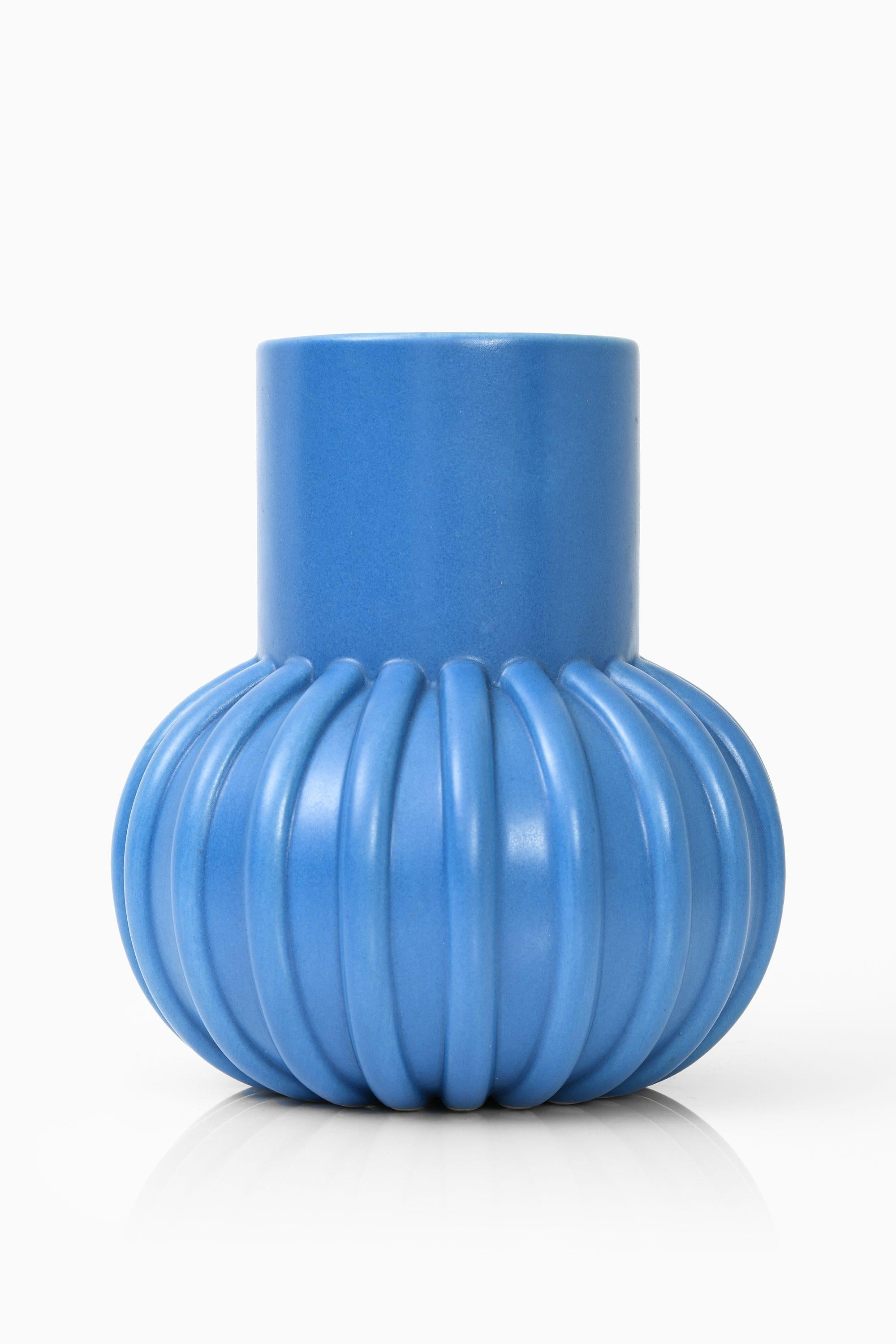 Keramik-Vase, 1960er Jahre

Zusätzliche Informationen:
Stil: Mitte des Jahrhunderts, skandinavisch
Abmessungen (B x T x H): 15,5 x 15,5 x 18 cm
Zustand: Guter Vintage-Zustand, mit kleinen Gebrauchsspuren