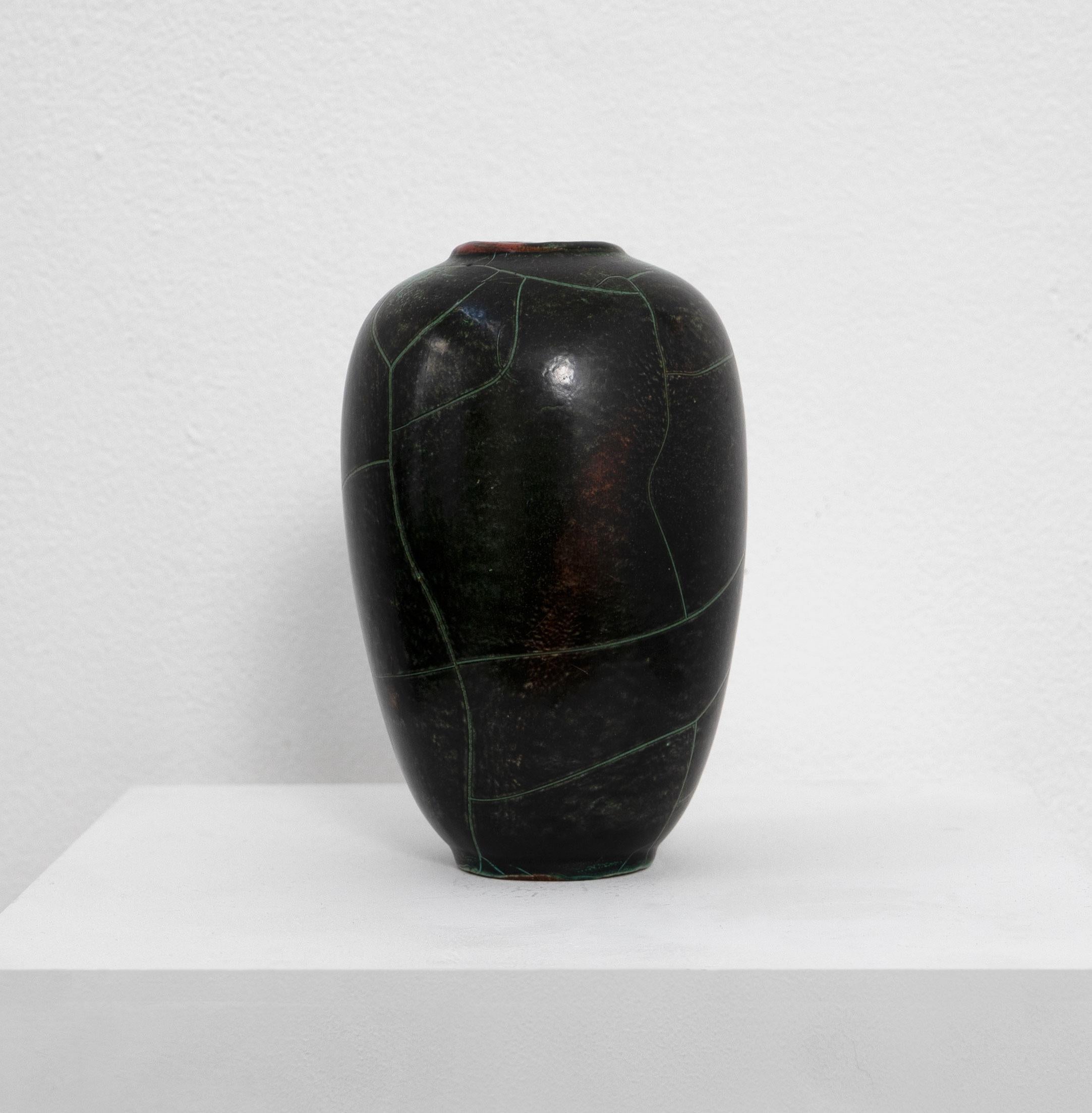 Richard Uhlemeyer è nato a Gottinga, in Germania, e ha frequentato la scuola di arti e mestieri di Hanover.  negli anni '20. Negli anni '30 fondò il suo studio Pottery, il 