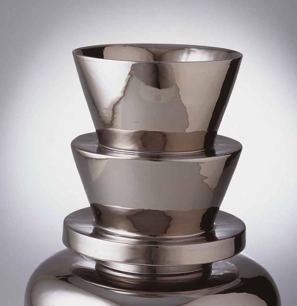 Vase en céramique modèle Angkor de la Collection S/One 1980 dessiné par Sergio Asti et produit par Superego Editions. Édition limitée à 50 exemplaires. Signés et numérotés.

Biographie
Sergio Asti (Milan, 25 mai 1926 - Milan, 27 juillet 2021) s'est