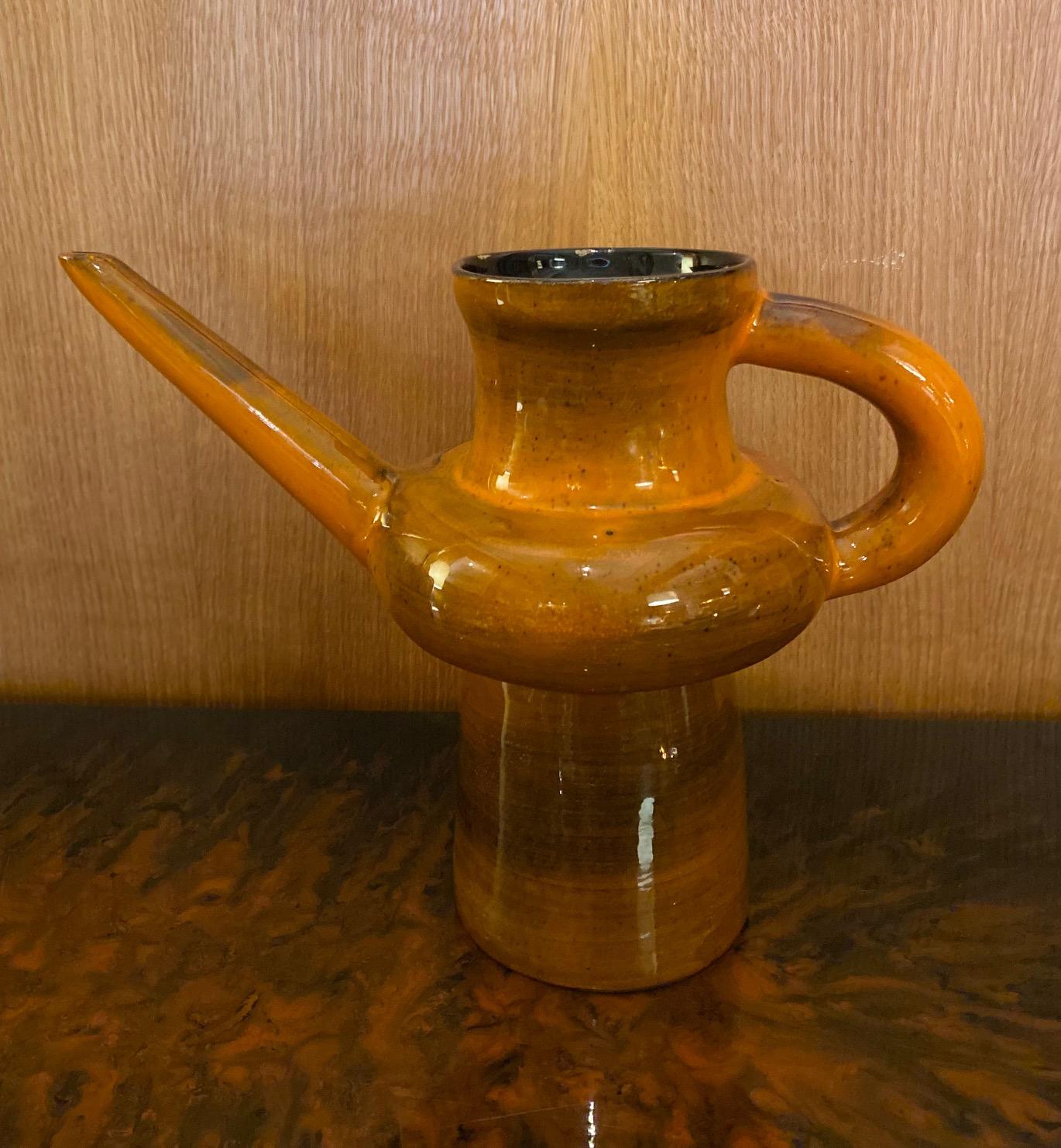 Vase en céramique en forme d'arrosoir par Jean de Lespinasse
Émail orange
Signé 