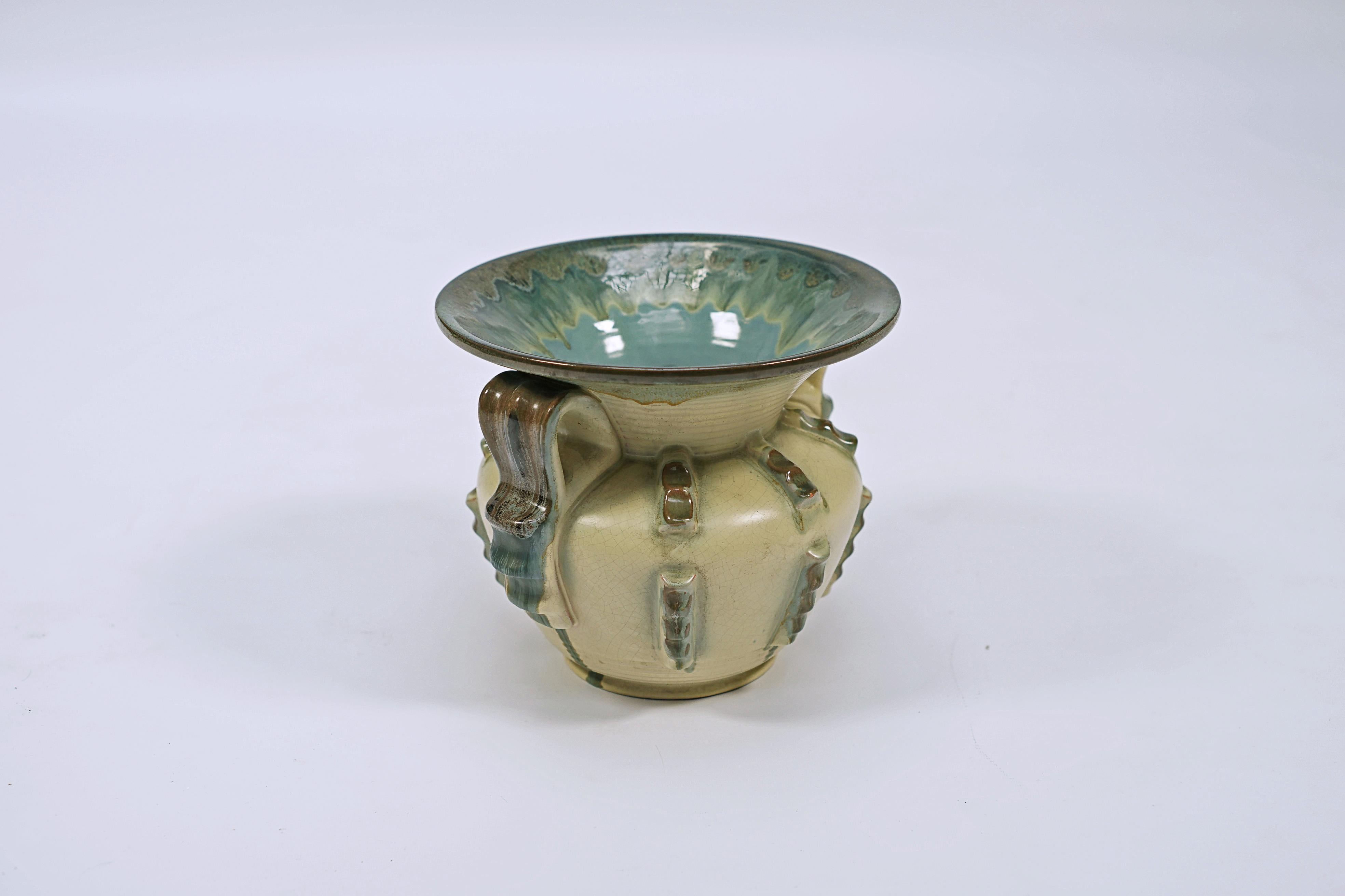 Jarrón de cerámica de estilo Art Nouveau, esmaltado con asas y aplicaciones en tonos verdes. Sello Gräfenroda firmado, nº 12. Monika.

Alemania, CIRCA 1900.