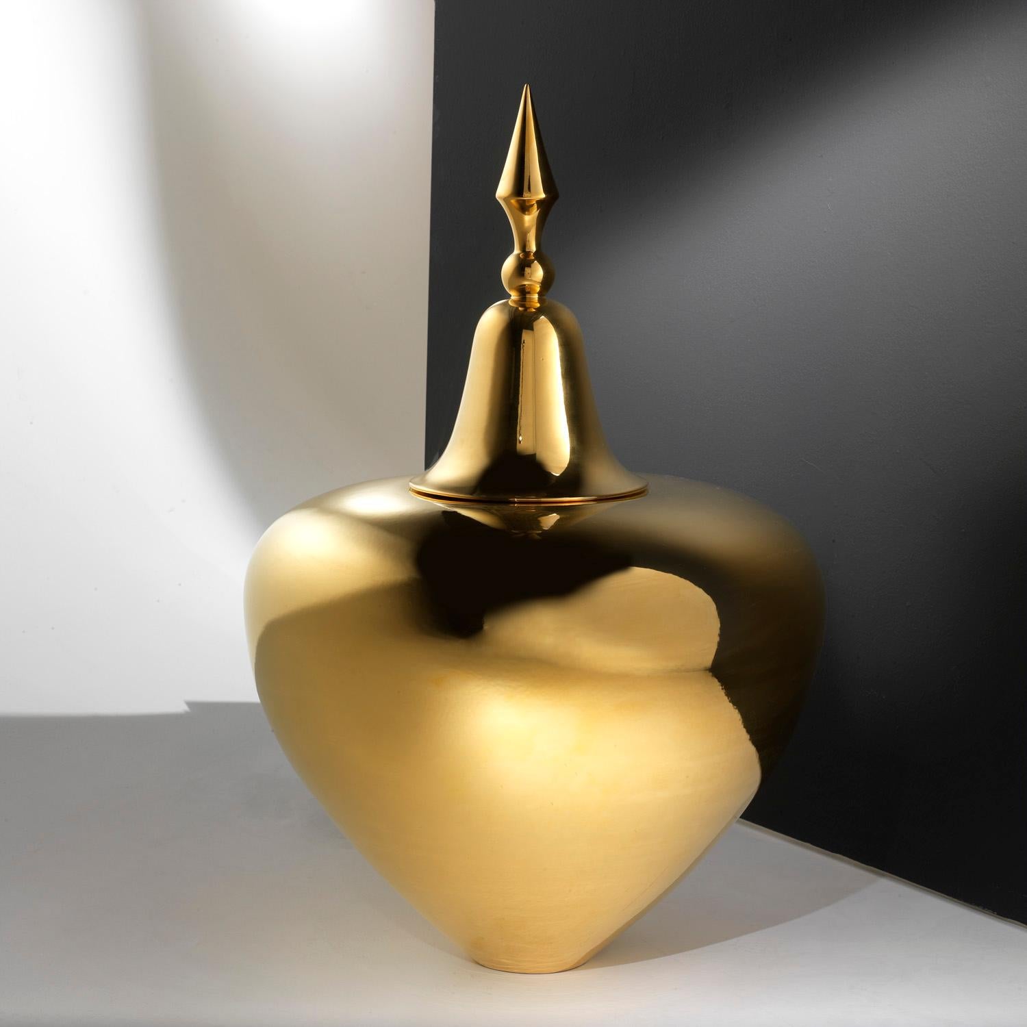 ASHA - Ceramic vase fully handcrafted in 24-karat gold

code VS080 
measures: height 98.0 cm., diameter 58.0 cm.