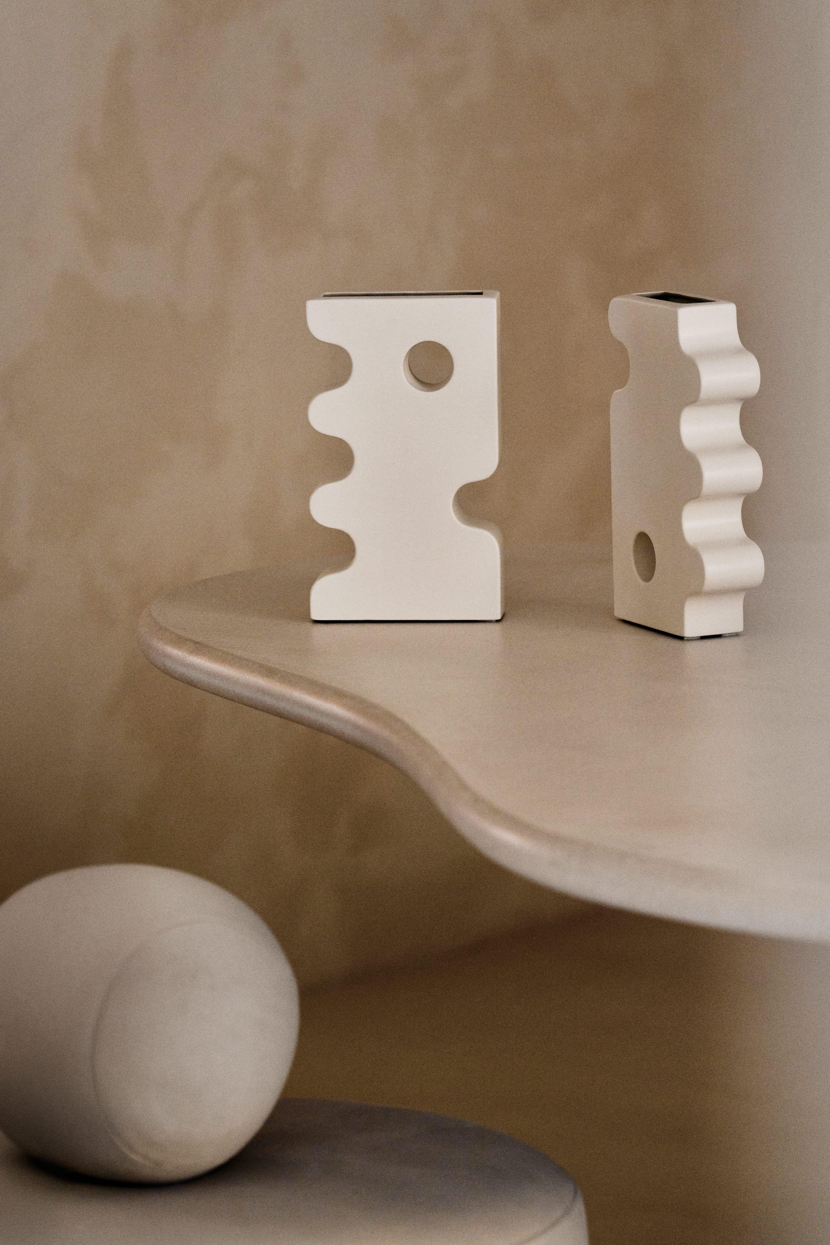 Organico moderno Vaso in ceramica ''BARVA 2'' MARRONE smaltato a mano da Pani Jurek in vendita