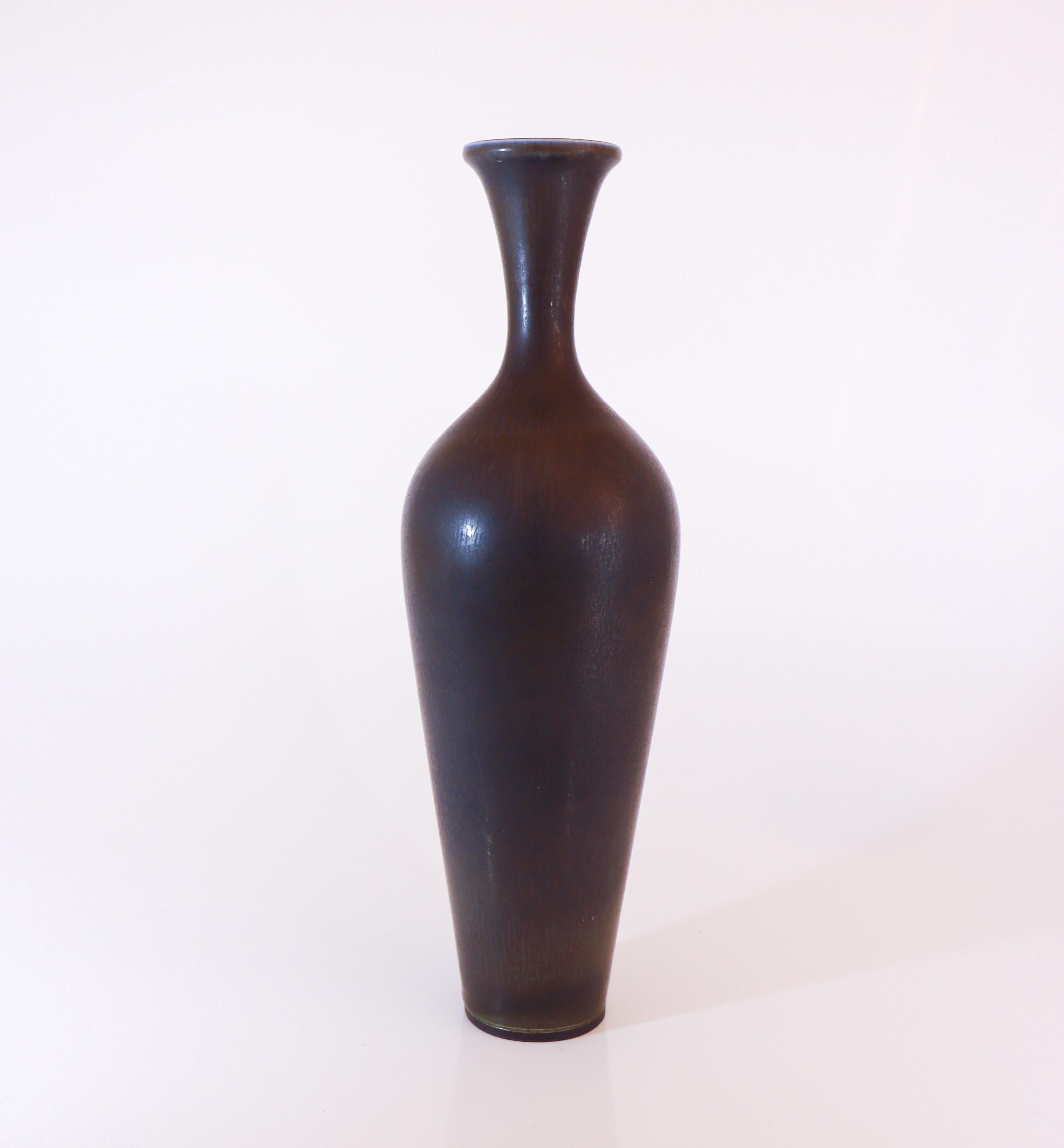 Un grande vaso in ceramica blu scuro quasi nero disegnato da Berndt Friberg presso Gustavsberg a Stoccolma. Il vaso è alto 28,5 cm e ha un diametro di circa 8 cm. Il vaso è in ottime condizioni. 

Berndt Friberg è un'icona della ceramica svedese,