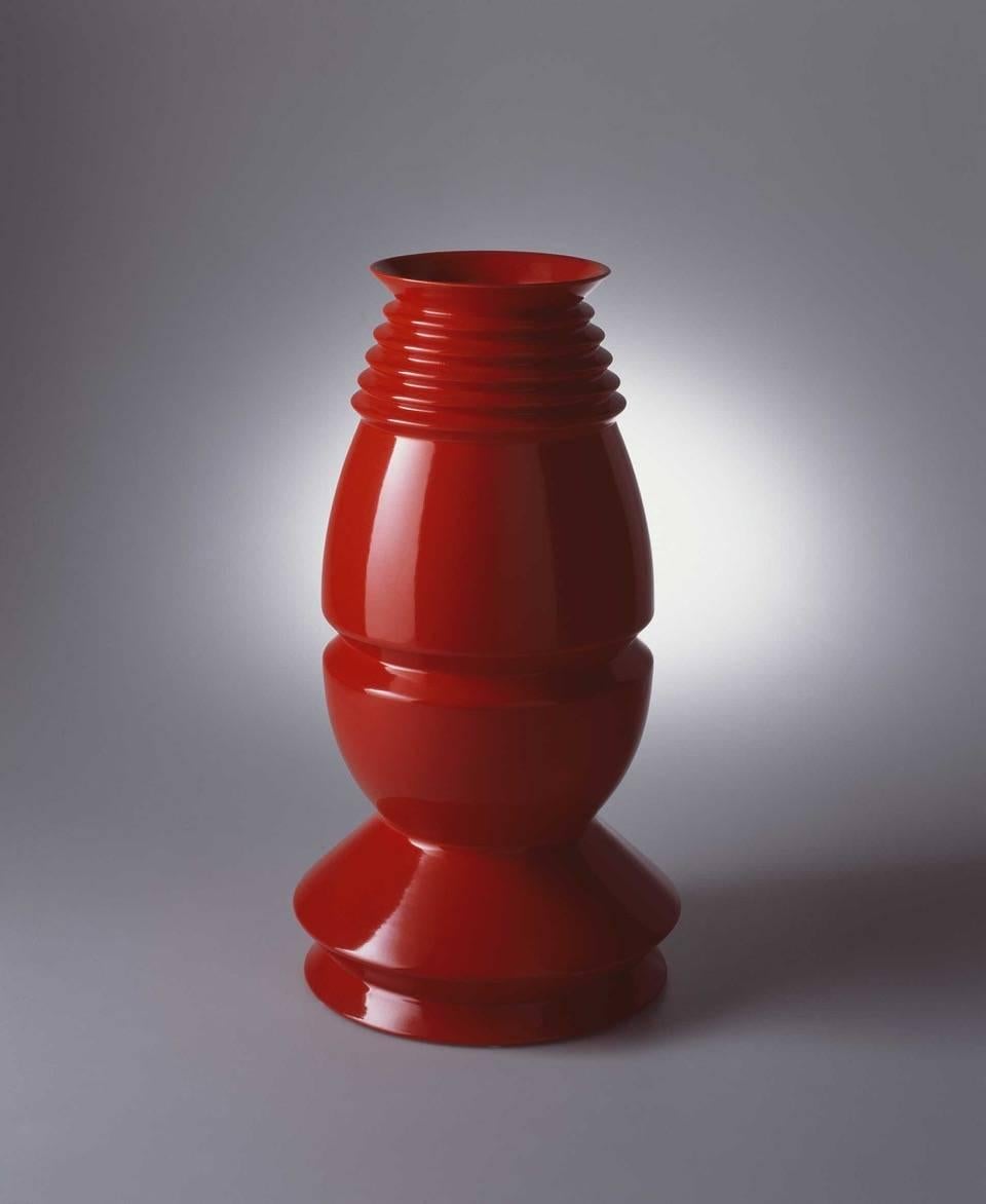 Vaso in ceramica modello Bkk della collezione Toki 1980 disegnata da Sergio Asti e prodotta da Superego Editions. Edizione limitata di 50 copie. Firmato e numerato.

Biografia
Sergio Asti (Milano, 25 maggio 1926 - Milano, 27 luglio 2021) si è sempre
