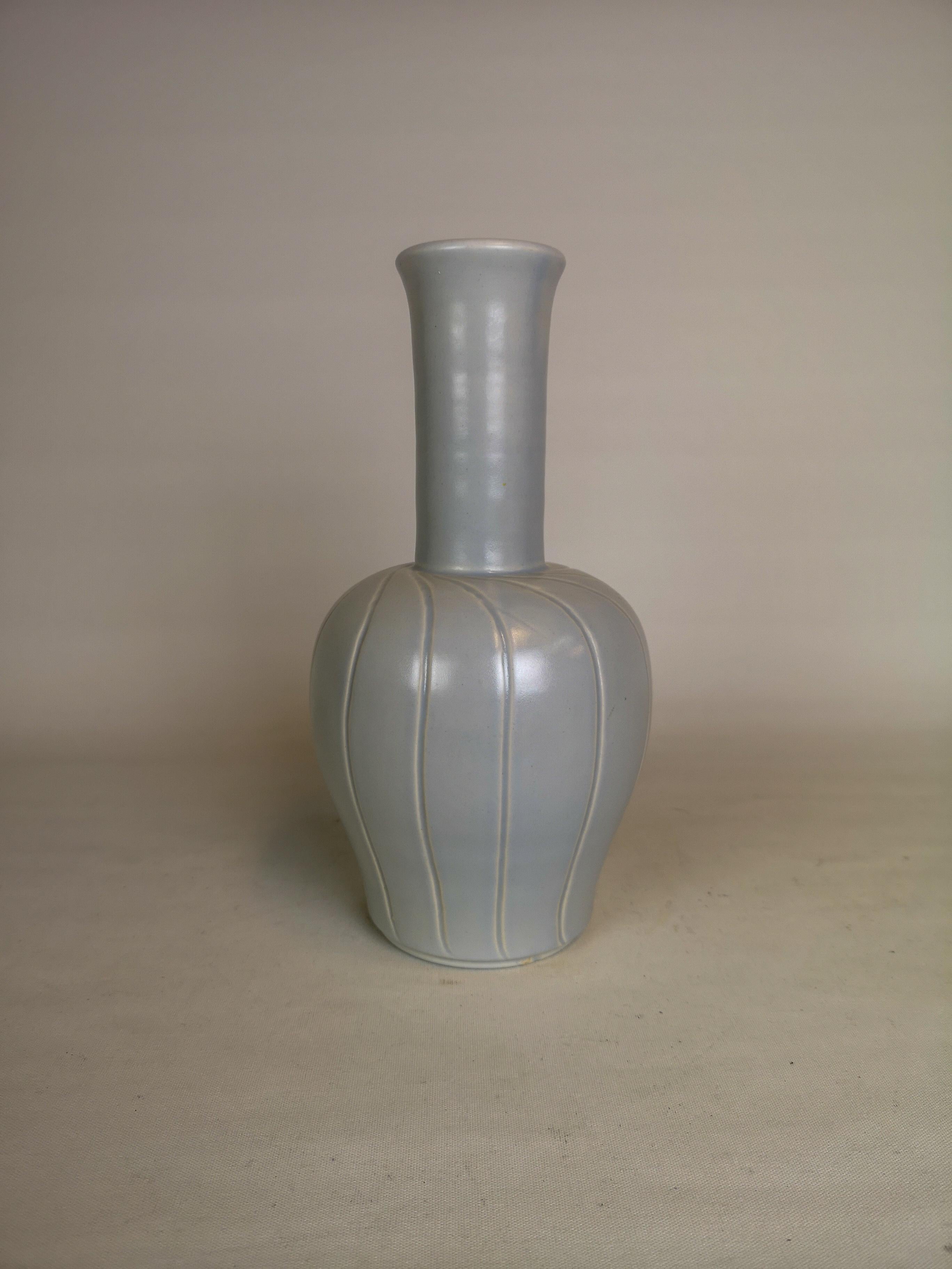 Wonderful ceramic vase manufactured in Sweden at Bo Fajans and designed by Ewald Dahlskog in the 1940s. 
The shape and lines of the vase goes perfect with the wonderful glaze. 

Very good condition. 

Measures: H 27, D 14 cm.
 