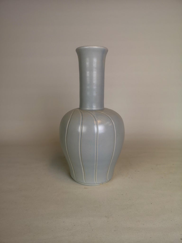 Wonderful ceramic vase manufactured in Sweden at Bo Fajans and designed by Ewald Dahlskog in the 1940s. 
The shape and lines of the vase goes perfect with the wonderful glaze. 

Very good condition. 

Measures: H 27, D 14 cm.
 