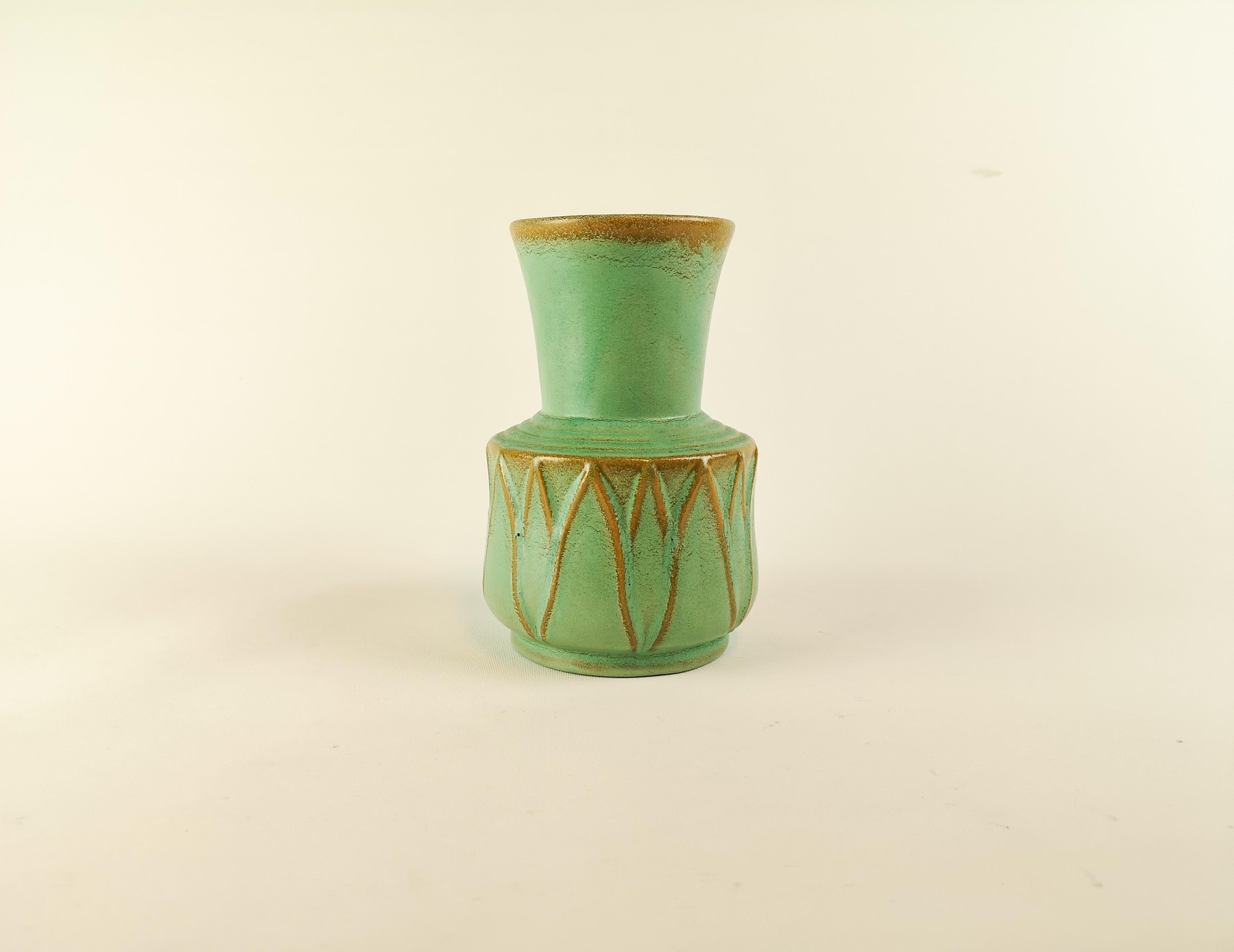 This smaller vase has a simple yet nice form and a beautiful glaze, it’s made in the early 1940s and designed by Ewald Dahlskog for Bo Fajans. 

Good condition.

Measures: H 19 cm, D 11 cm.