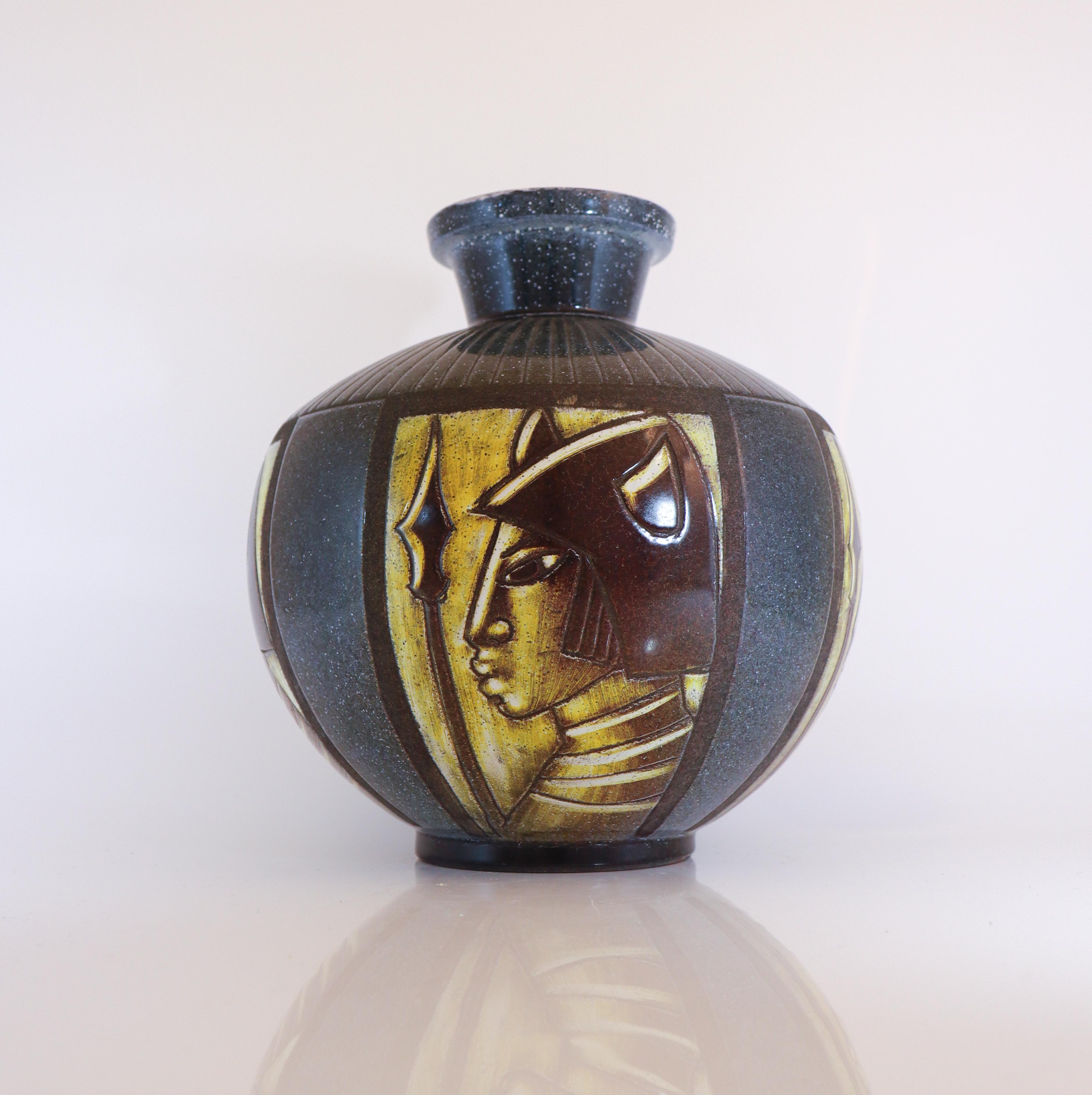 Uno splendido vaso in ceramica disegnato da Bonnie Rehnqvist presso Törngrens Krukmakeri a Falkenberg, in Svezia. Il vaso è alto 25,5 cm (10,2