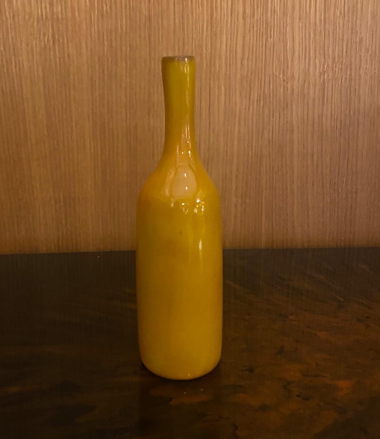 Jarrón / botella de cerámica de Jacques and Dani Ruelland, Francia, años 60
Esmalte naranja/amarillo.