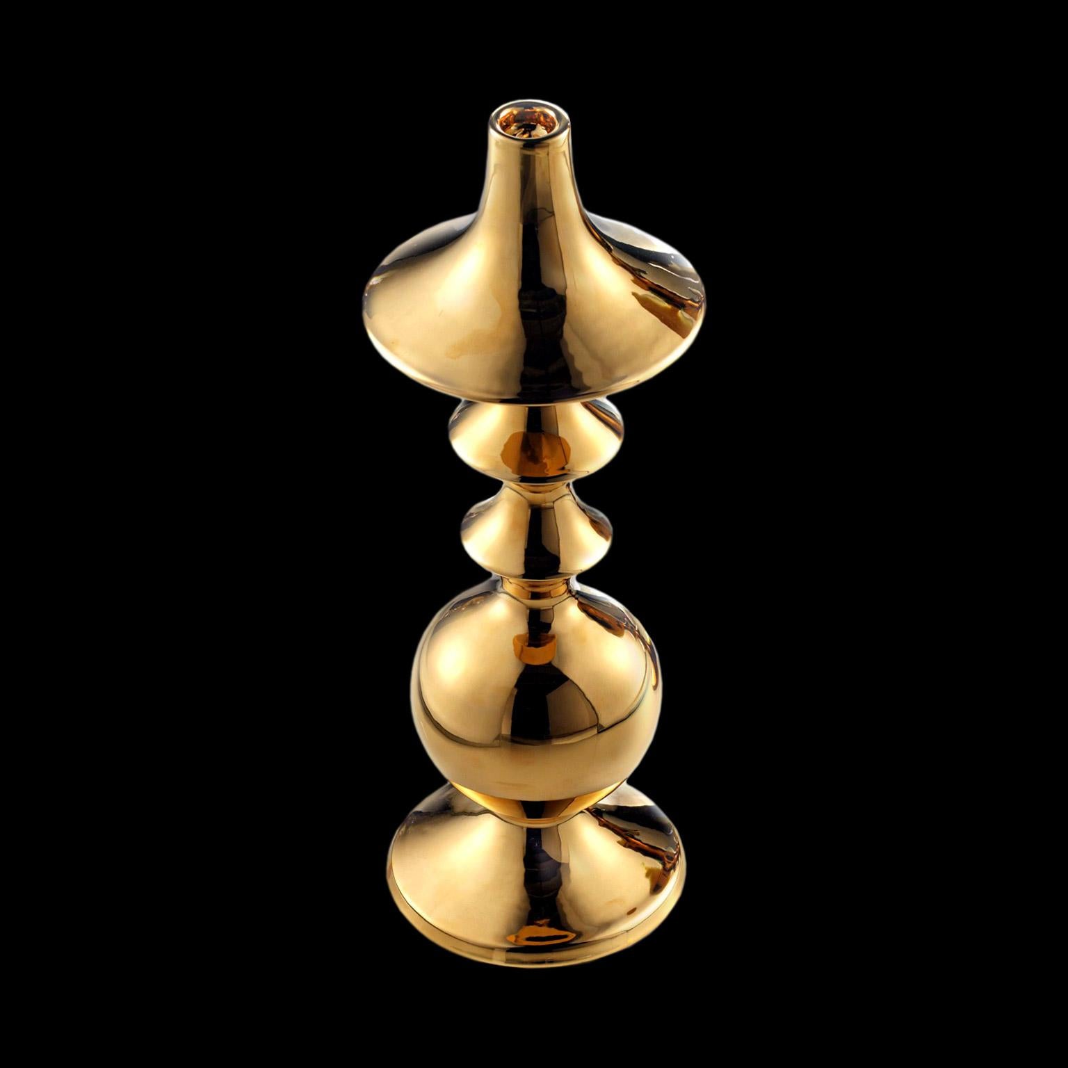 Ceramic vase hand-finished in 24-karat gold
BRIX, code CA030, measures: H. 50.0 cm., Dm. 18.0 cm.