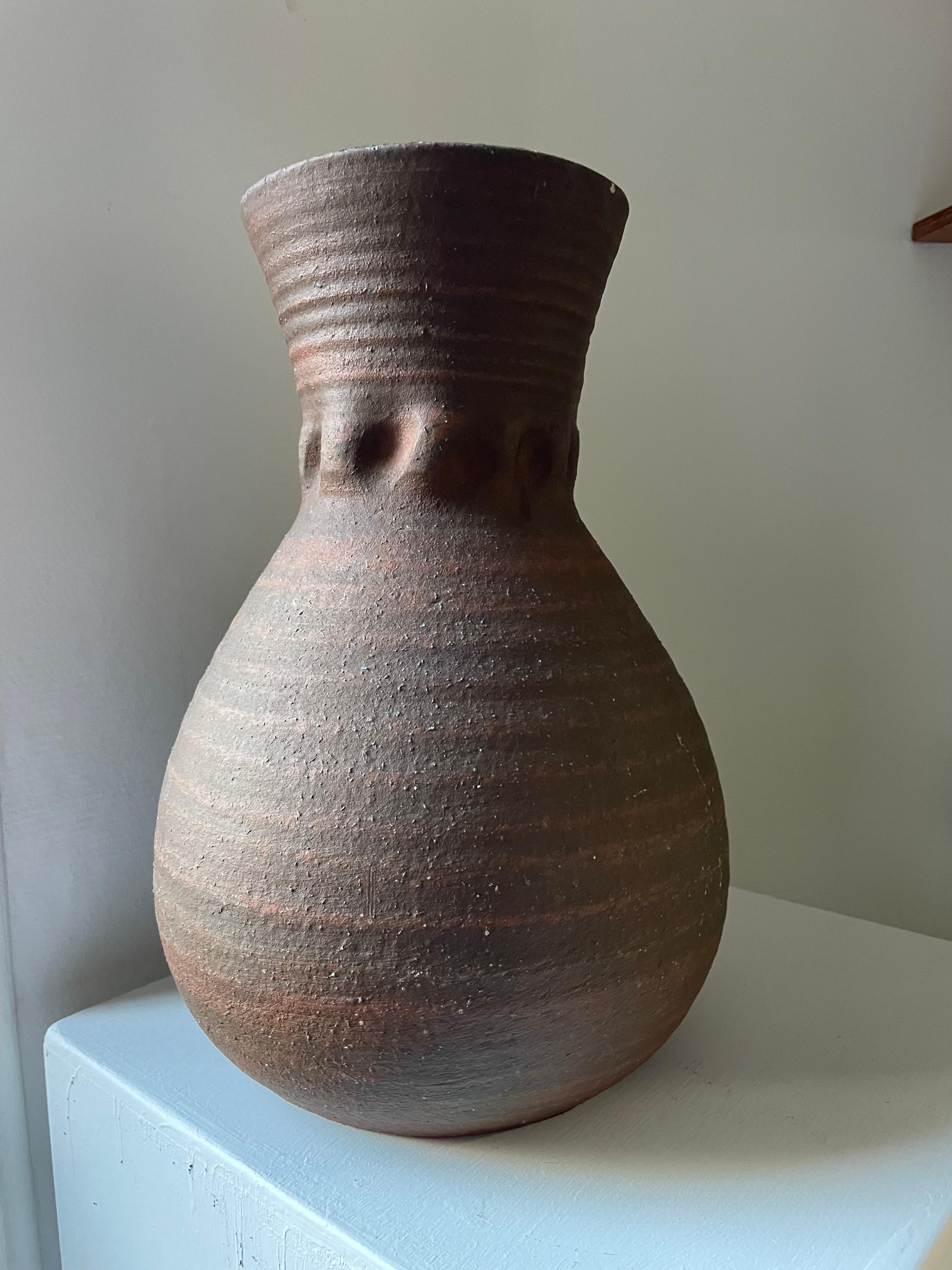 Grand vase en céramique des potiers d'Accolay, série brun gaulois, circa 1960 vintage.
Excellent état, rien à signaler
Poids lourd

Dimensions :
H29.5cm