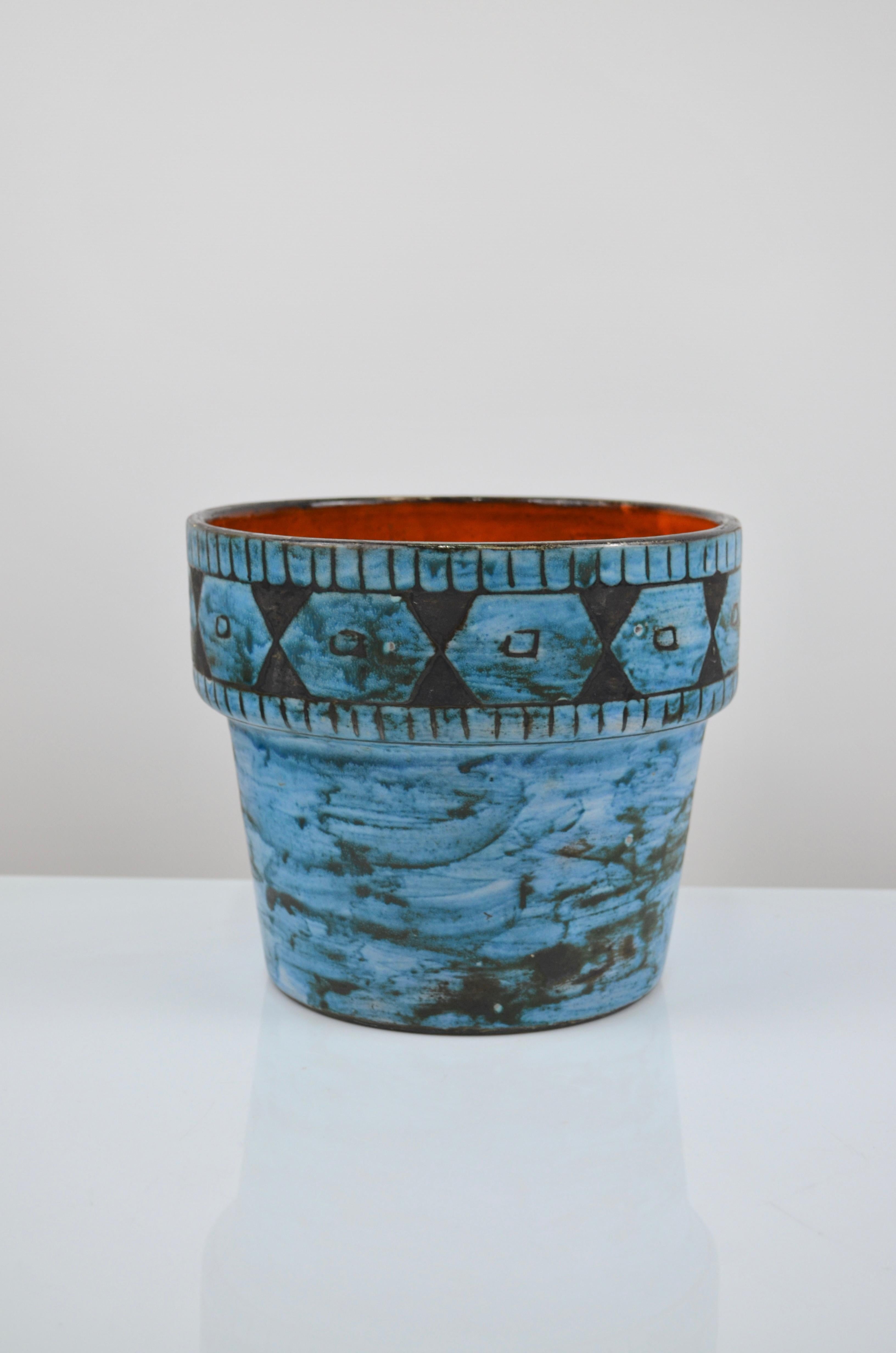 Keramikvase von Alain Maunier, Vallauris, Frankreich, 60er Jahre
Dekor aus geometrischen Friesen, schwarze und blaue Emaille
Unterschrieben unten