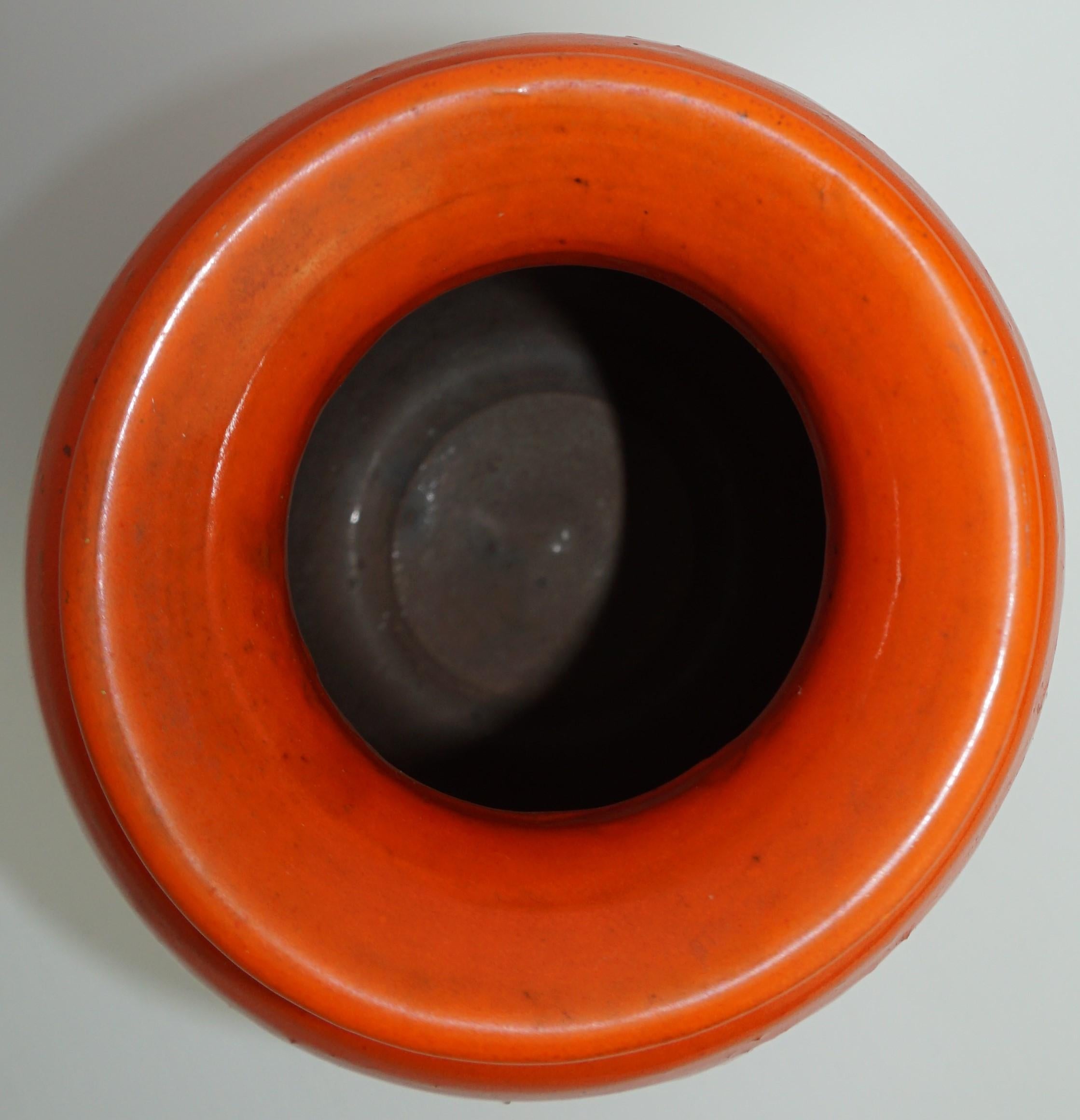 Keramikvase von Aldo Londi Bitossi, Italien, um 1960. Zylindervase mit orangefarbener Glasur und organischen Verzierungen in Goldfarbe. Unterschrift am unteren Rand, 79/3.