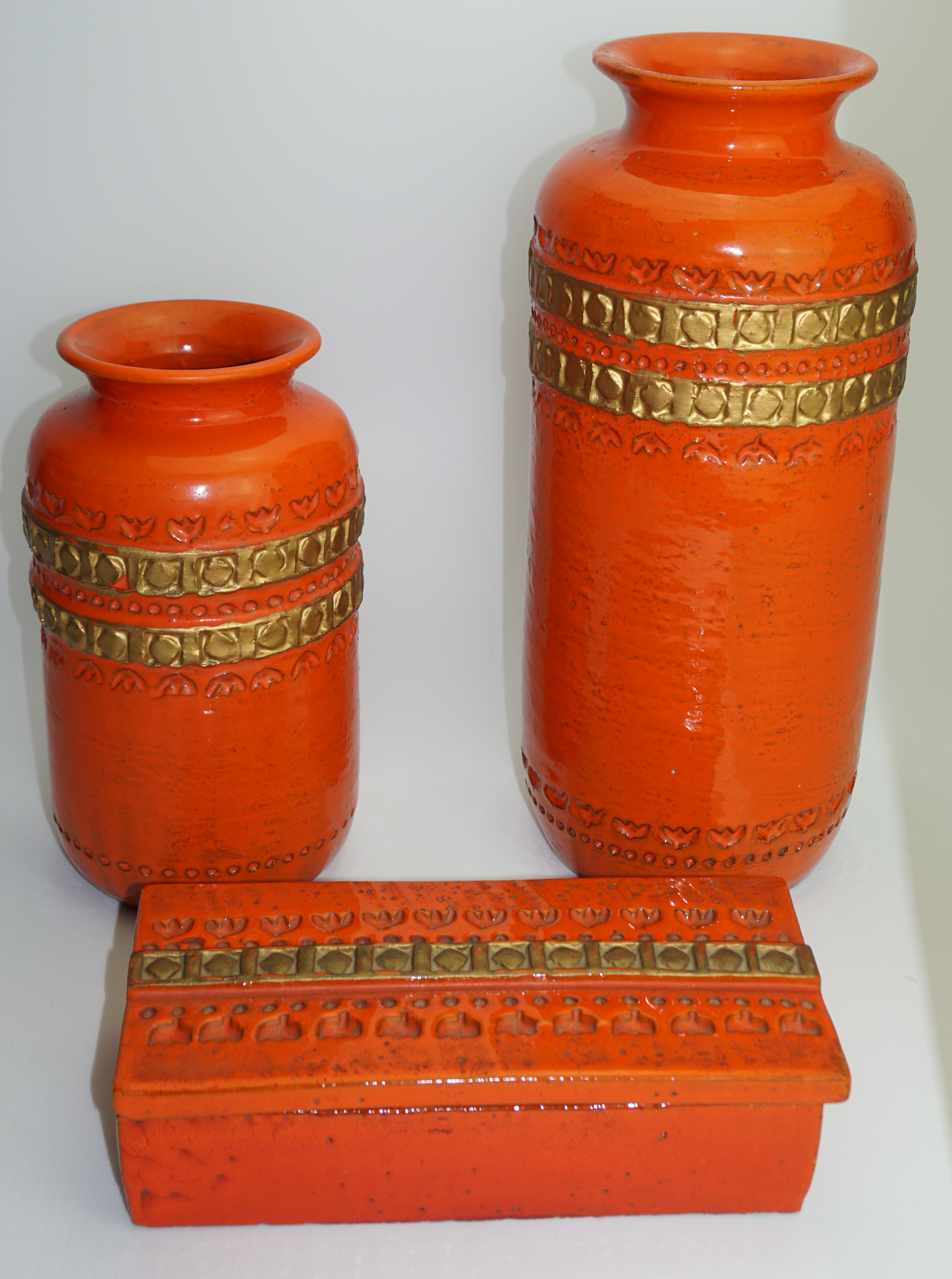 Milieu du XXe siècle Vase en céramique d'Aldo Londi Bitossi, orange avec décoration dorée, Italie, C 1960 en vente
