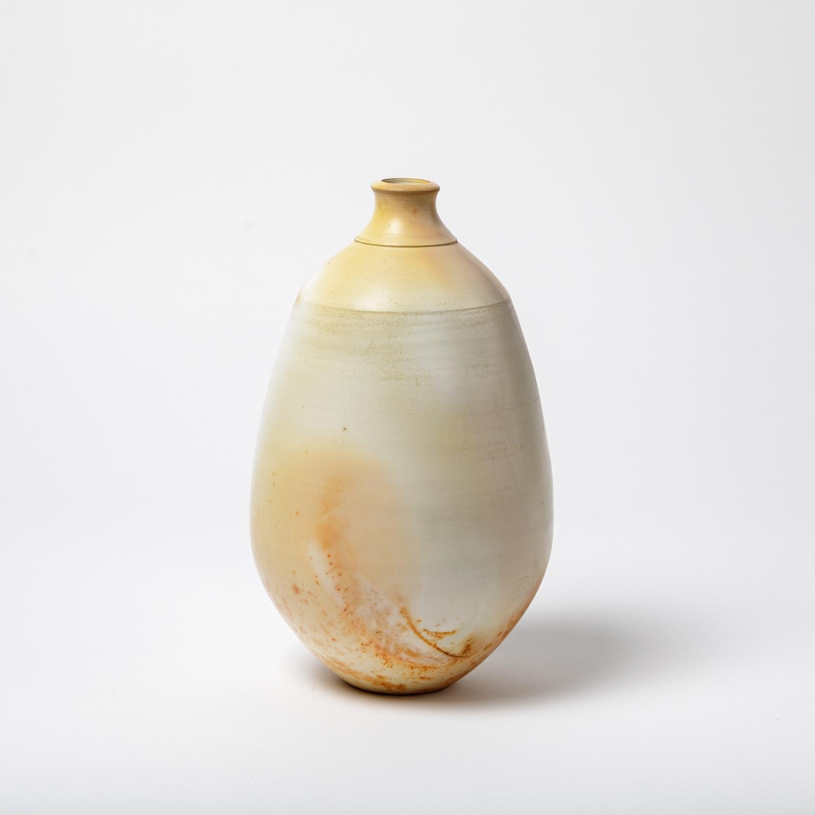 Eine Vase aus Keramik, signiert Alistair Danhieux.
Signiert und datiert unter dem Sockel.
2009.
Perfekter Originalzustand.