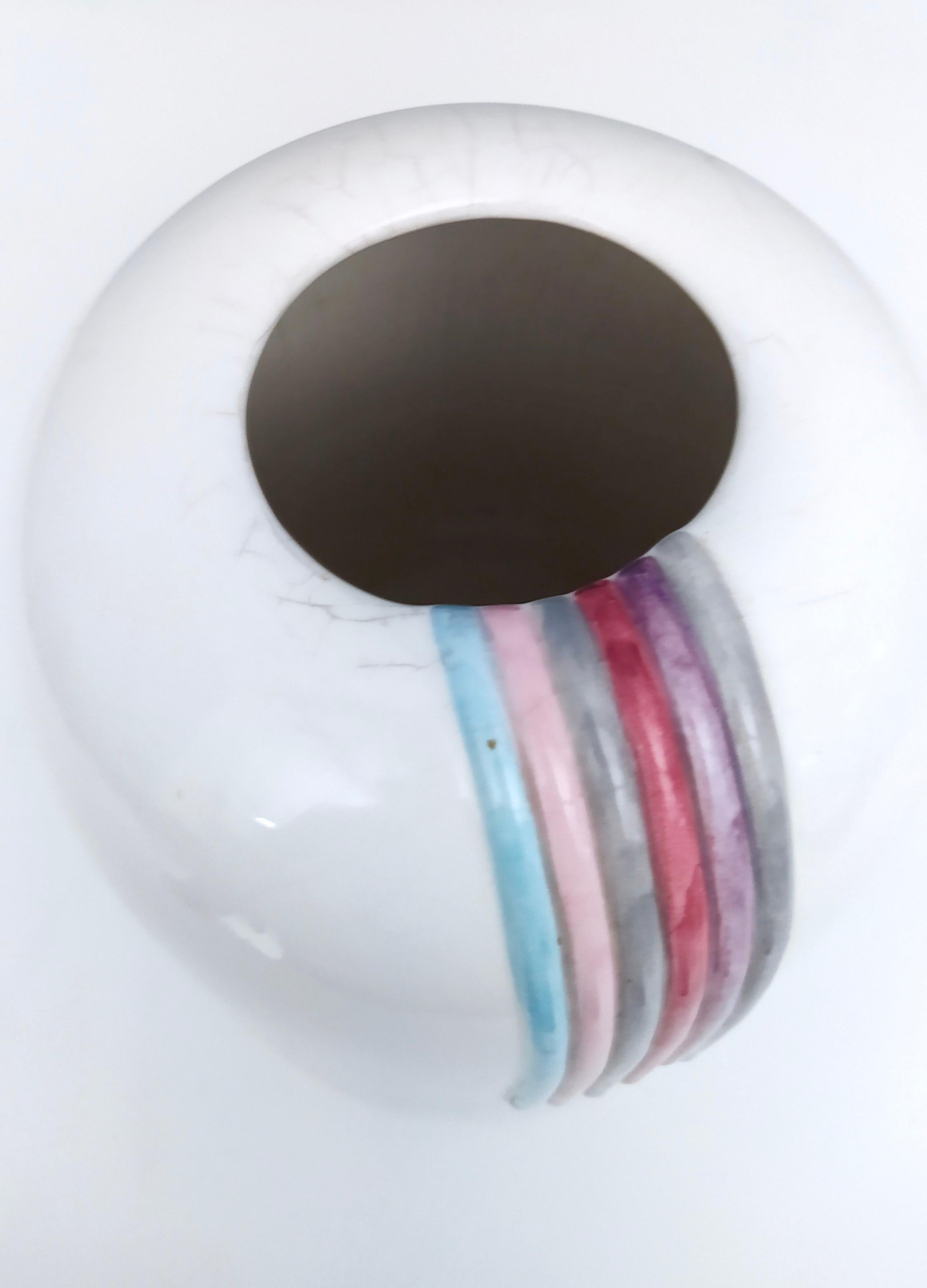 Fin du 20e siècle Vase postmoderne en céramique blanche d'Ambrogio Pozzi avec détails peints à la main, Italie en vente