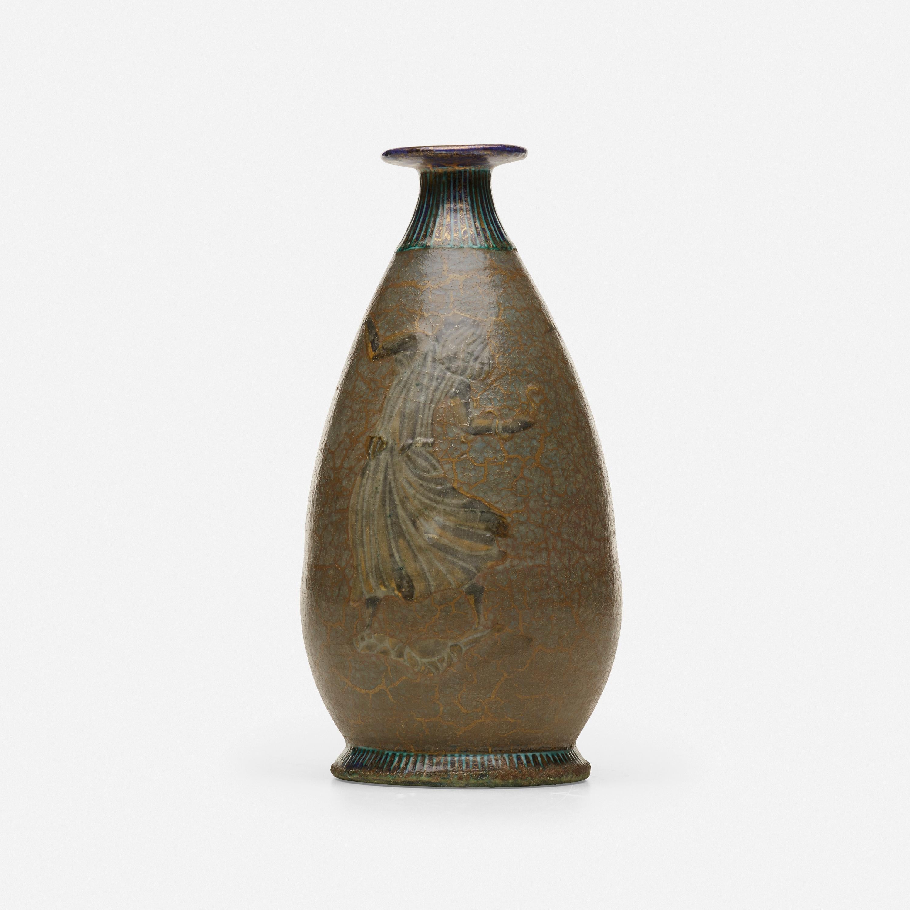 Vase en céramique de Jean Mayodon à la finition émaillée brune montrant une représentation de Bacchante. Chiffre de l'artiste sur la face inférieure. Provenance : Collection Seymour Stein.