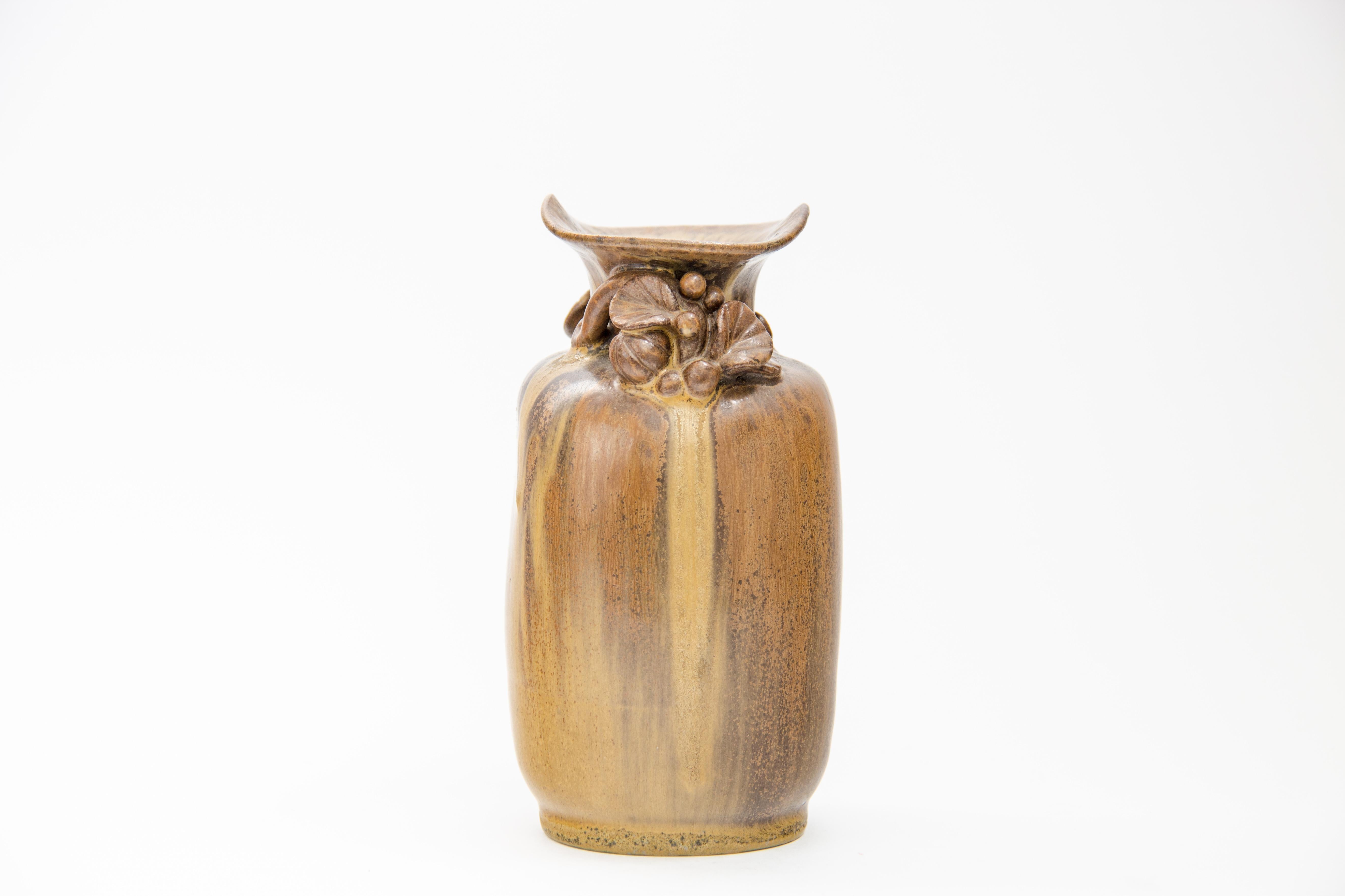 Schöne Vase mit applizierten Blättern von Arne Bang
1930s
