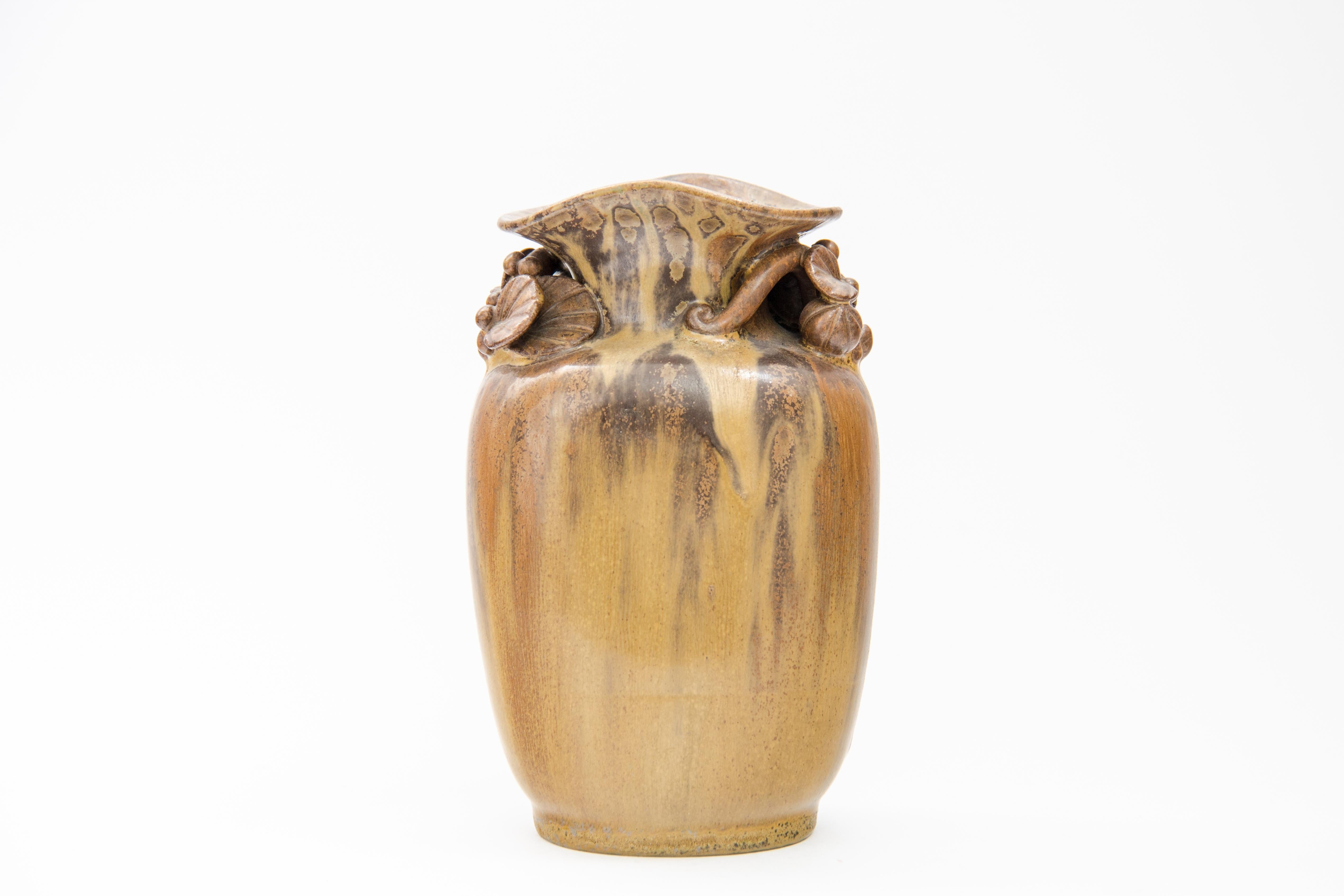 Keramikvase aus Keramik von Arne Bang, verziert mit Blättern (Skandinavische Moderne) im Angebot